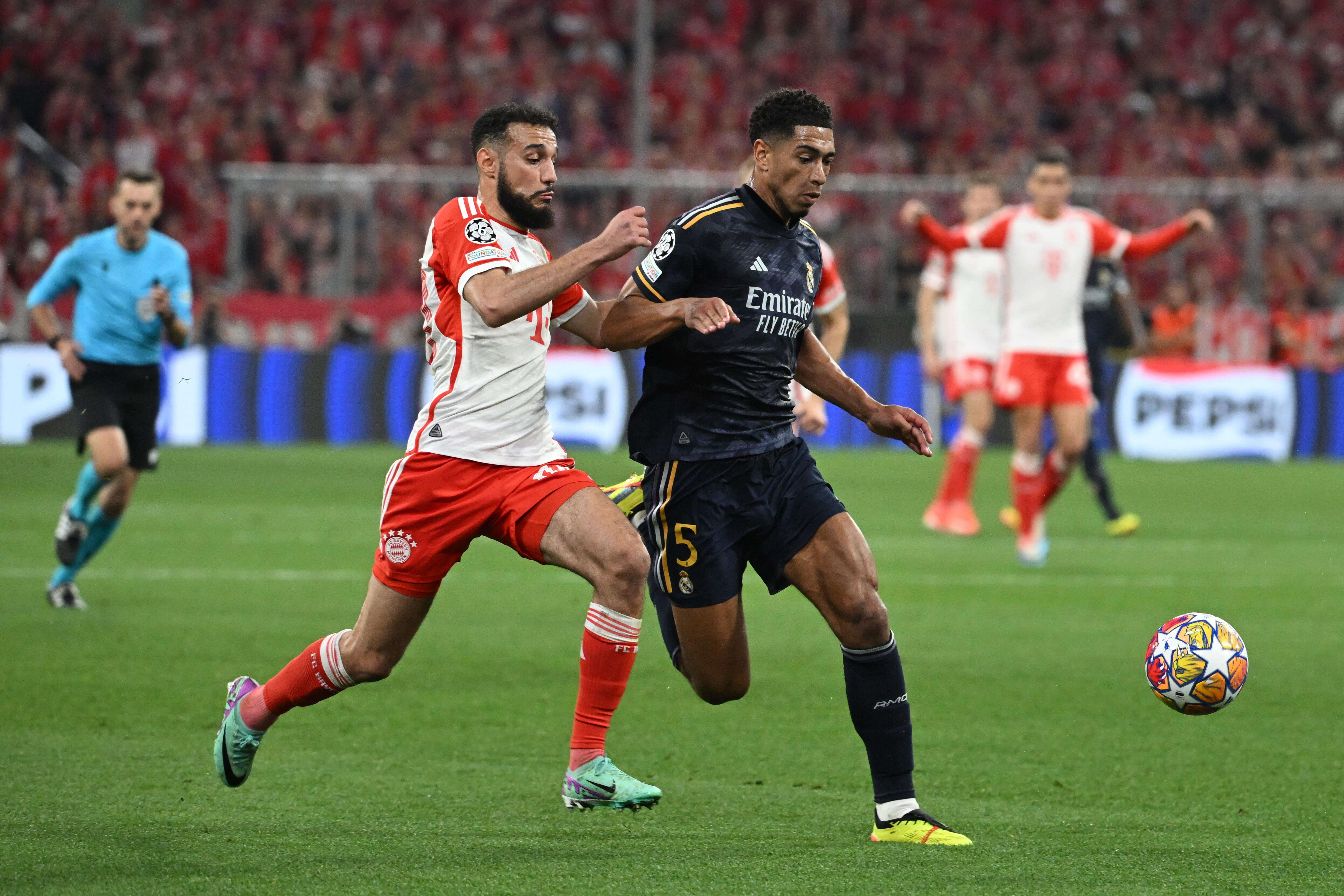  Jude Bellingham peleando un balón ante Mazraoui en el Bayern-Real Madrid.
