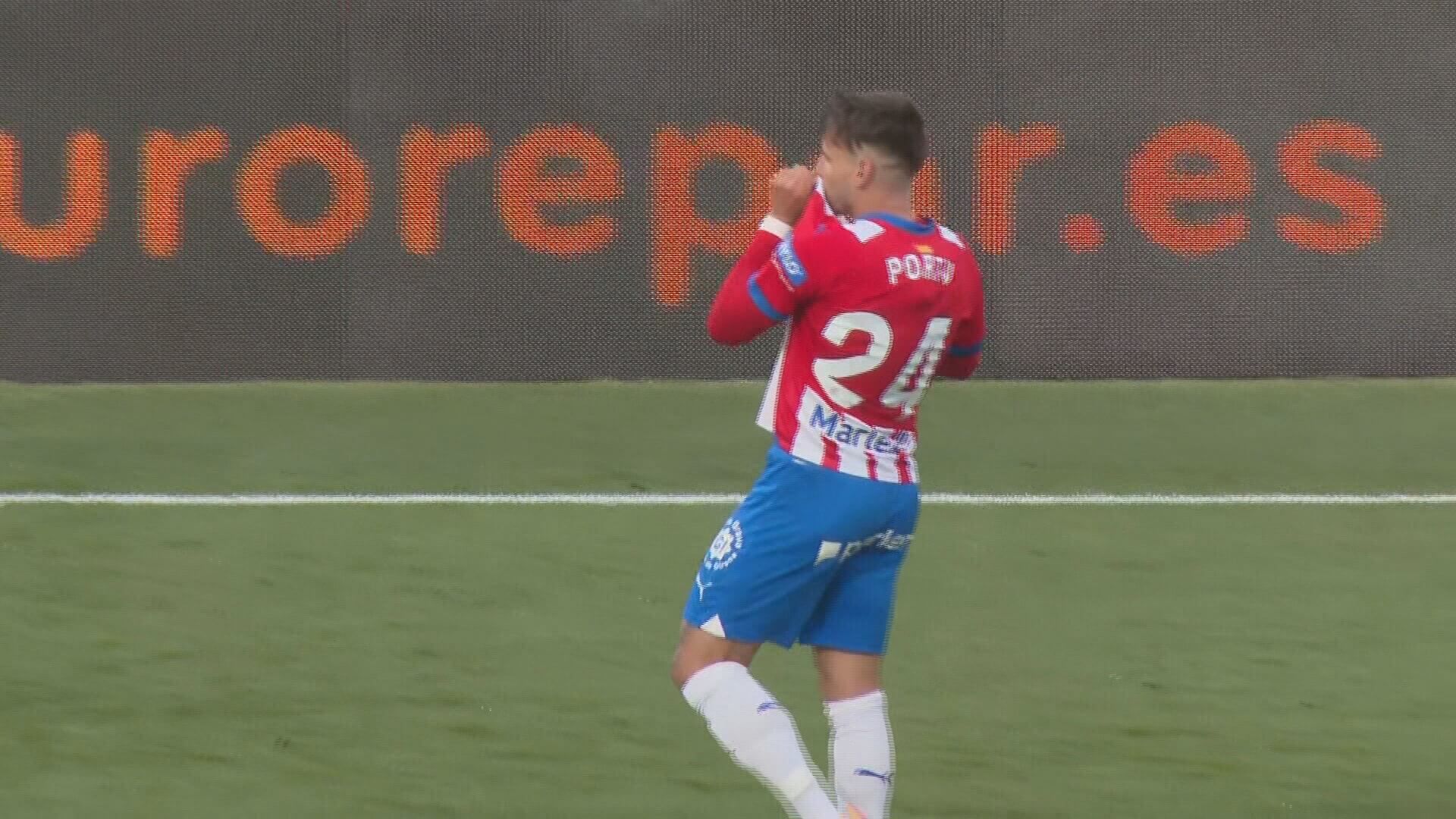  Portu, besándose el escudo del Girona durante la celebración de su gol (Fuente: ElDesmarque)