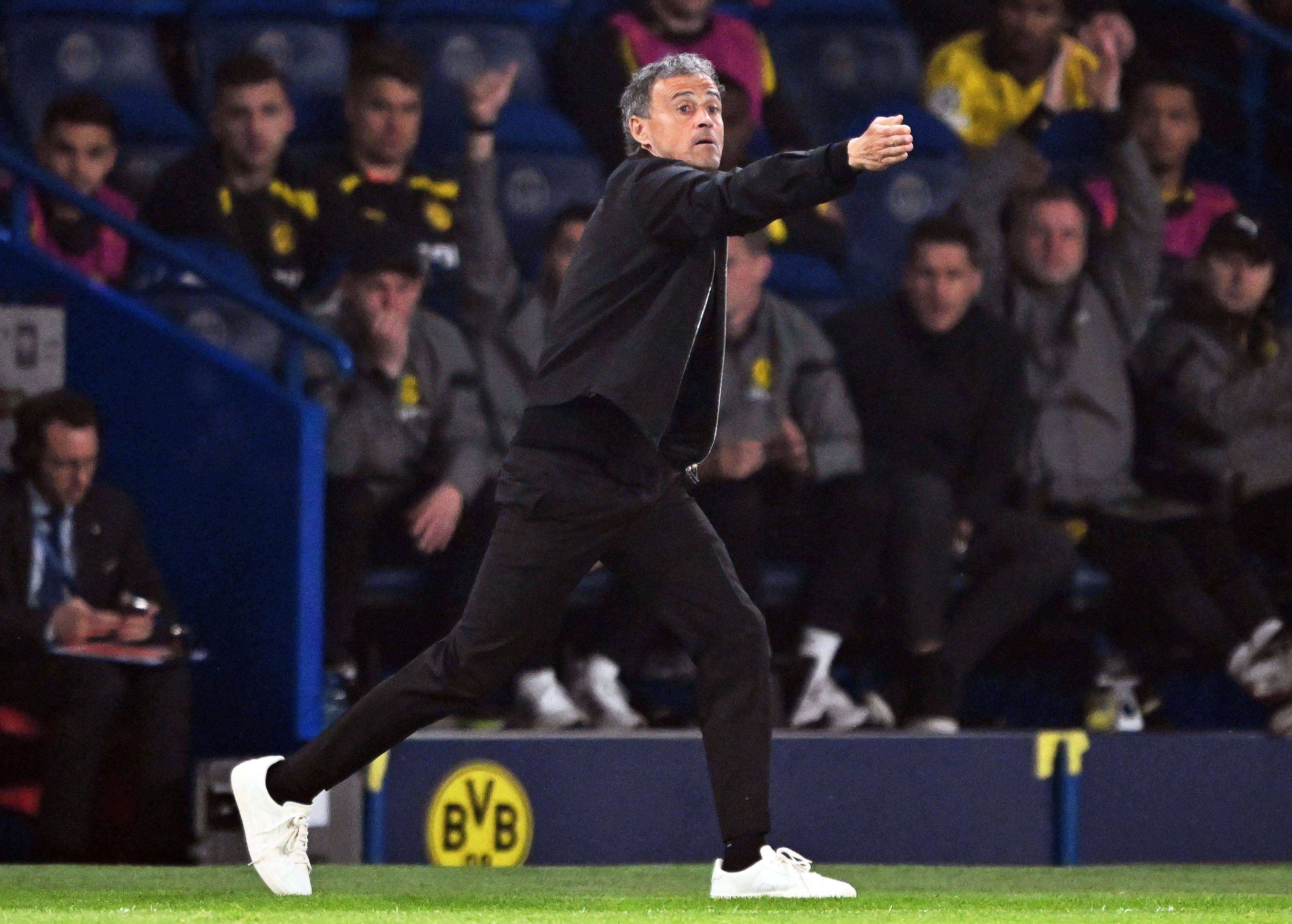 Luis Enrique dando instrucciones durante el PSG-Dortmund.