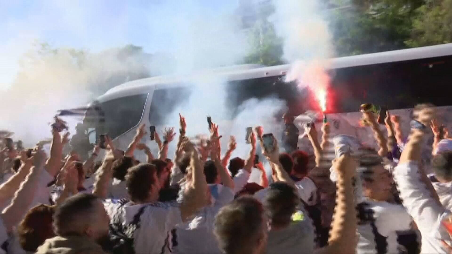  El recibimiento al autobús del Real Madrid (Fuente: ElDesmarque)