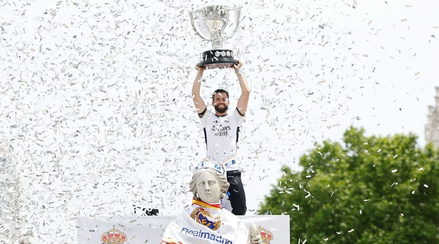  Nacho Fernández puso la bandera a Cibeles para cerrar la celebración.