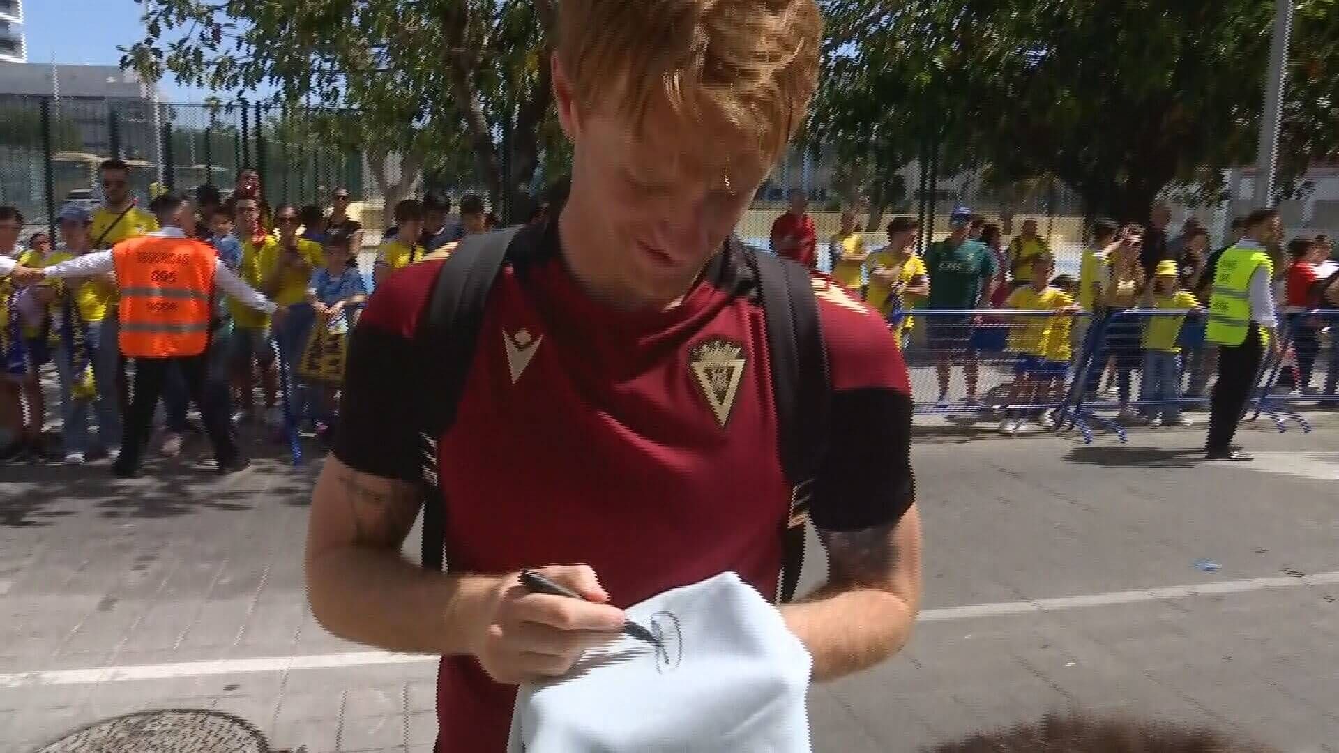 Álex Fernández firma una sudadera de un aficionado tras el final del Cádiz-Getafe.