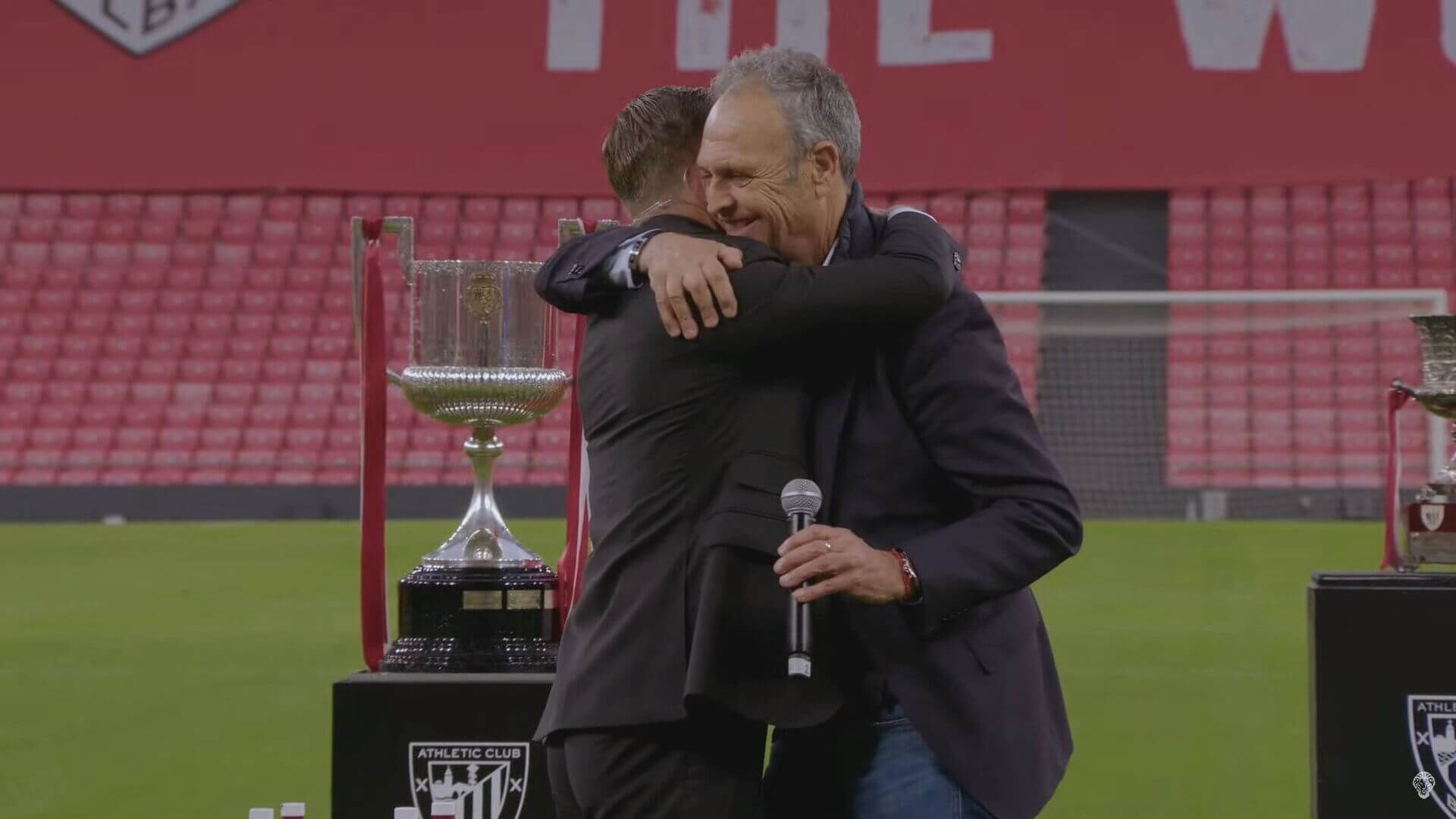Iker Muniain y Joaquín Caparrós durante la despedida del capitán (Fuente: Athletic Club)