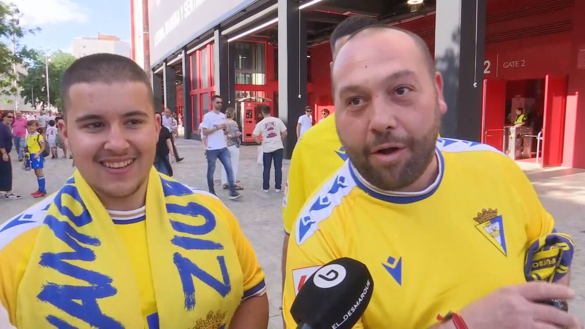 La afición del Cádiz confía en la victoria en Sevilla.