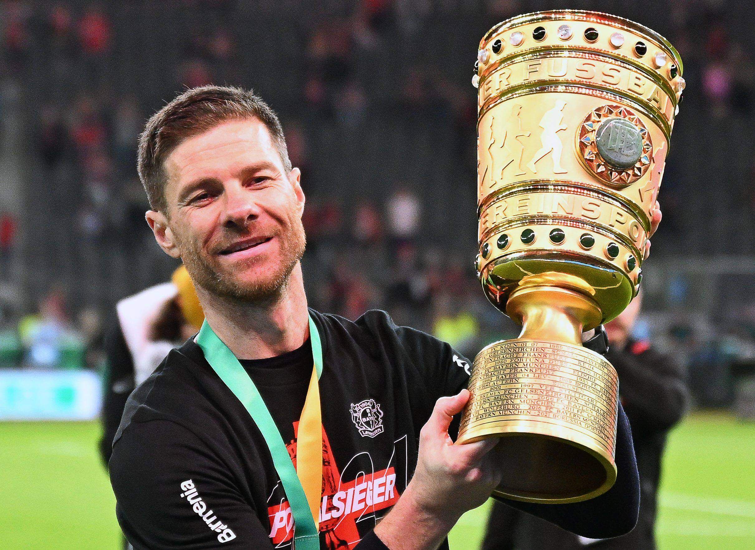  Xabi Alonso con el trofeo de la Bundesliga (Cordon Press)