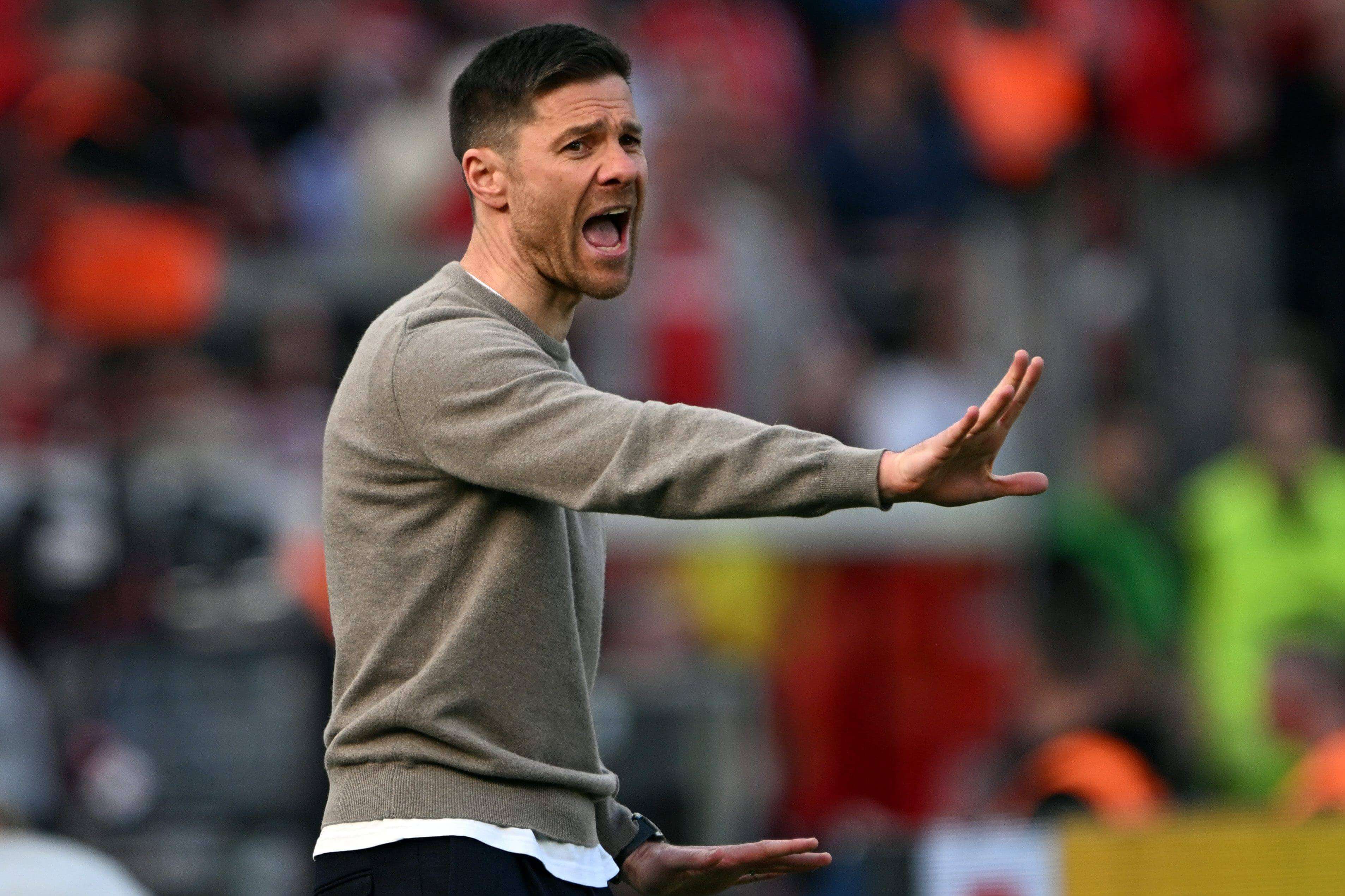 Xabi Alonso da indicaciones a sus jugadores en el partido del Bayer Leverkusen (FOTO: Cordón Press