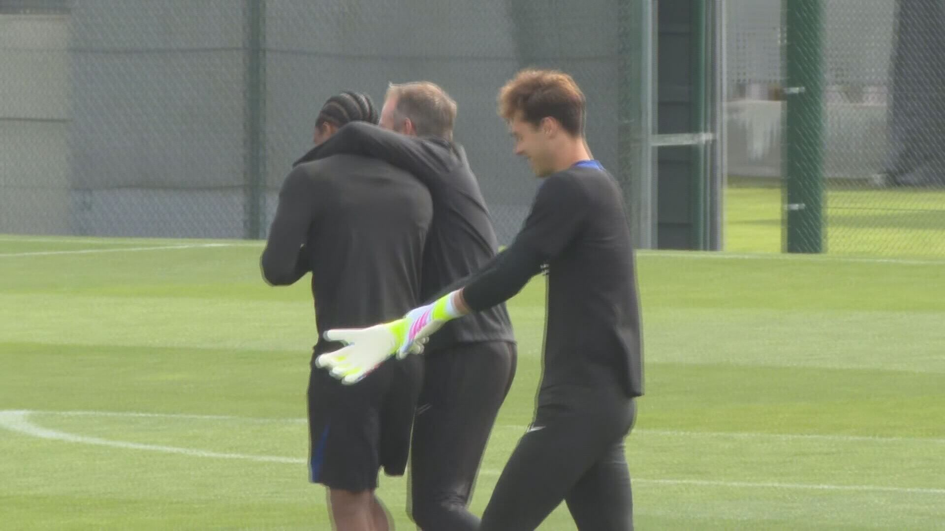  Hansi Flick abrazando a Alejandro Balde (Fuente: ElDesmarque)