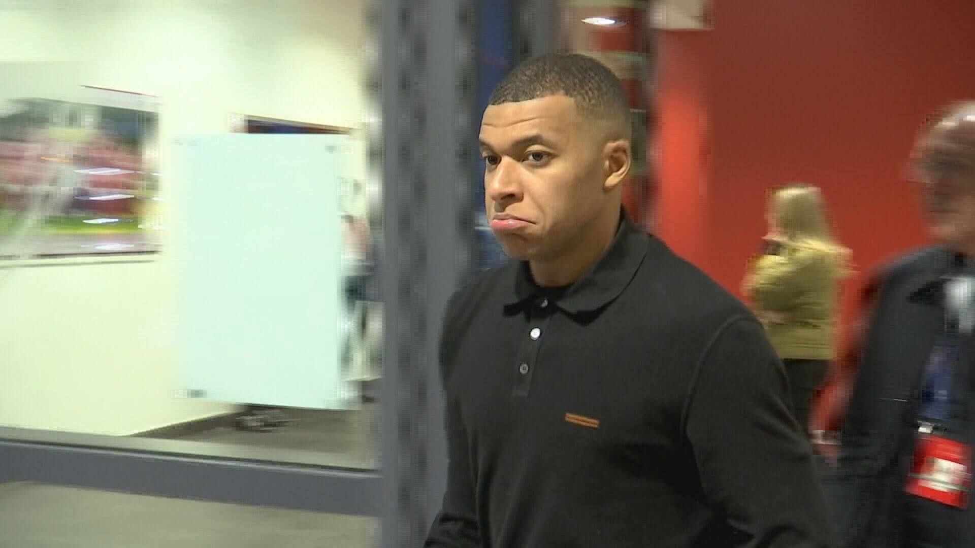  Mbappé saliendo del Emirates tras caer contra el Arsenal (ElDesmarque)