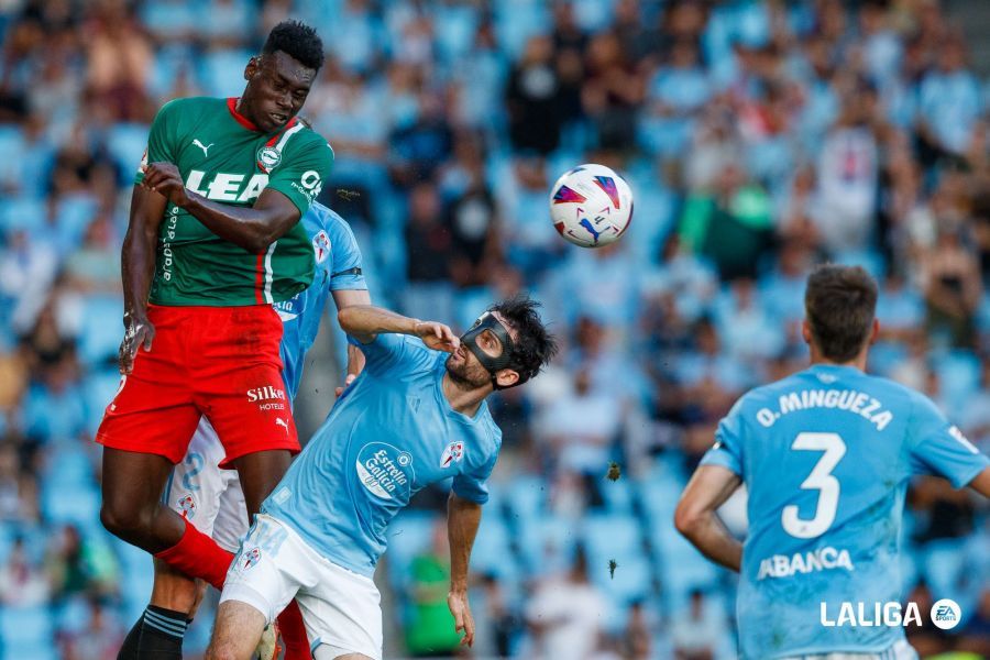  Luca ante el Alavés en el Balaídos..