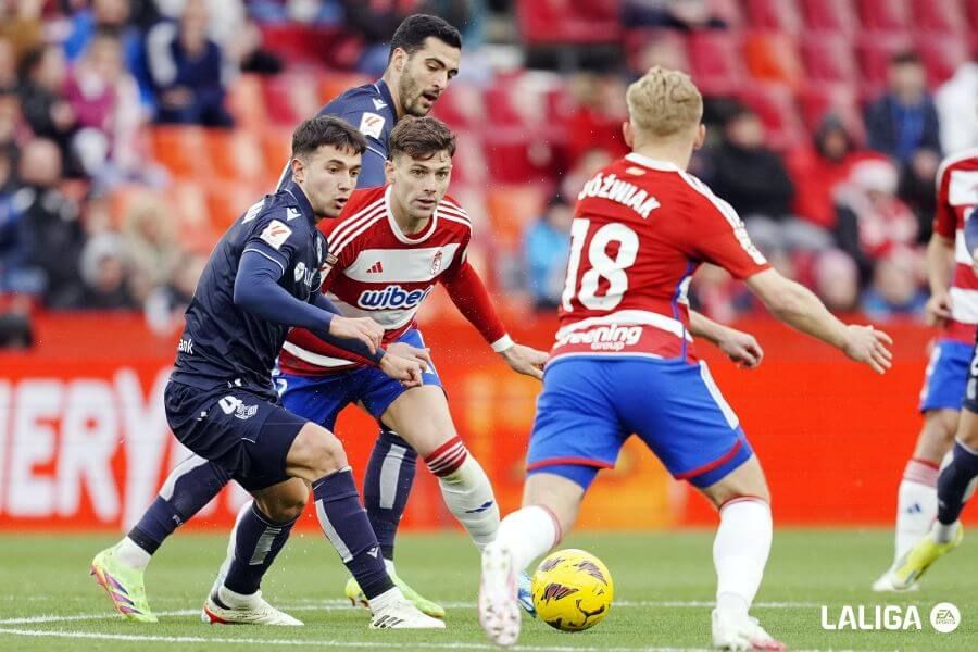  Martin Zubimendi en un lance del Granada - Real Sociedad.