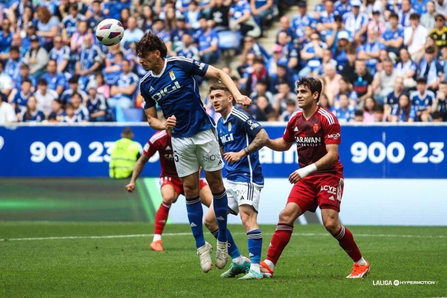 Lance del Real Oviedo - Real Zaragoza en el Carlos Tartiere.
