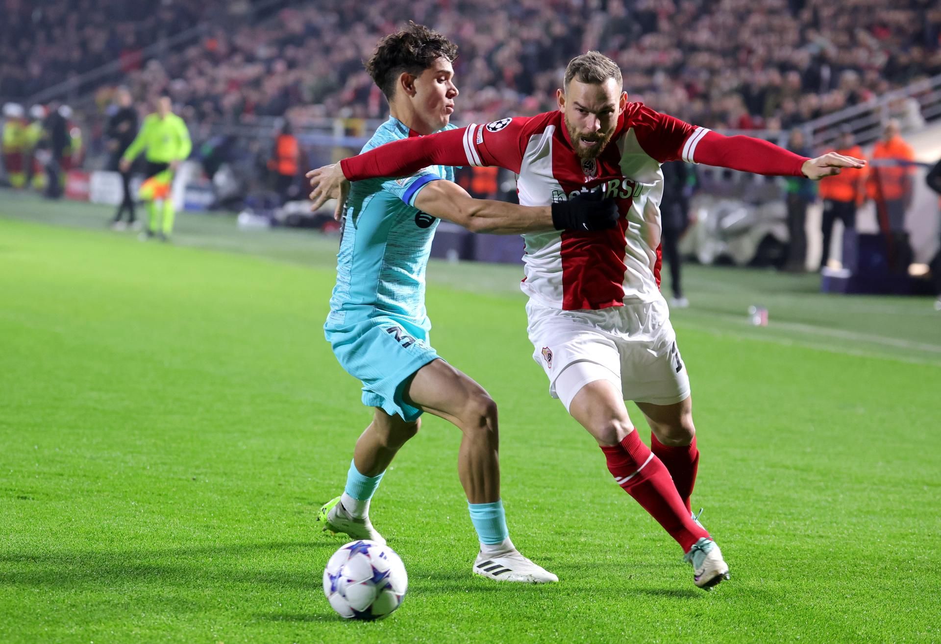  Hector Fort ante Janssen, durante el Amberes-Barça..