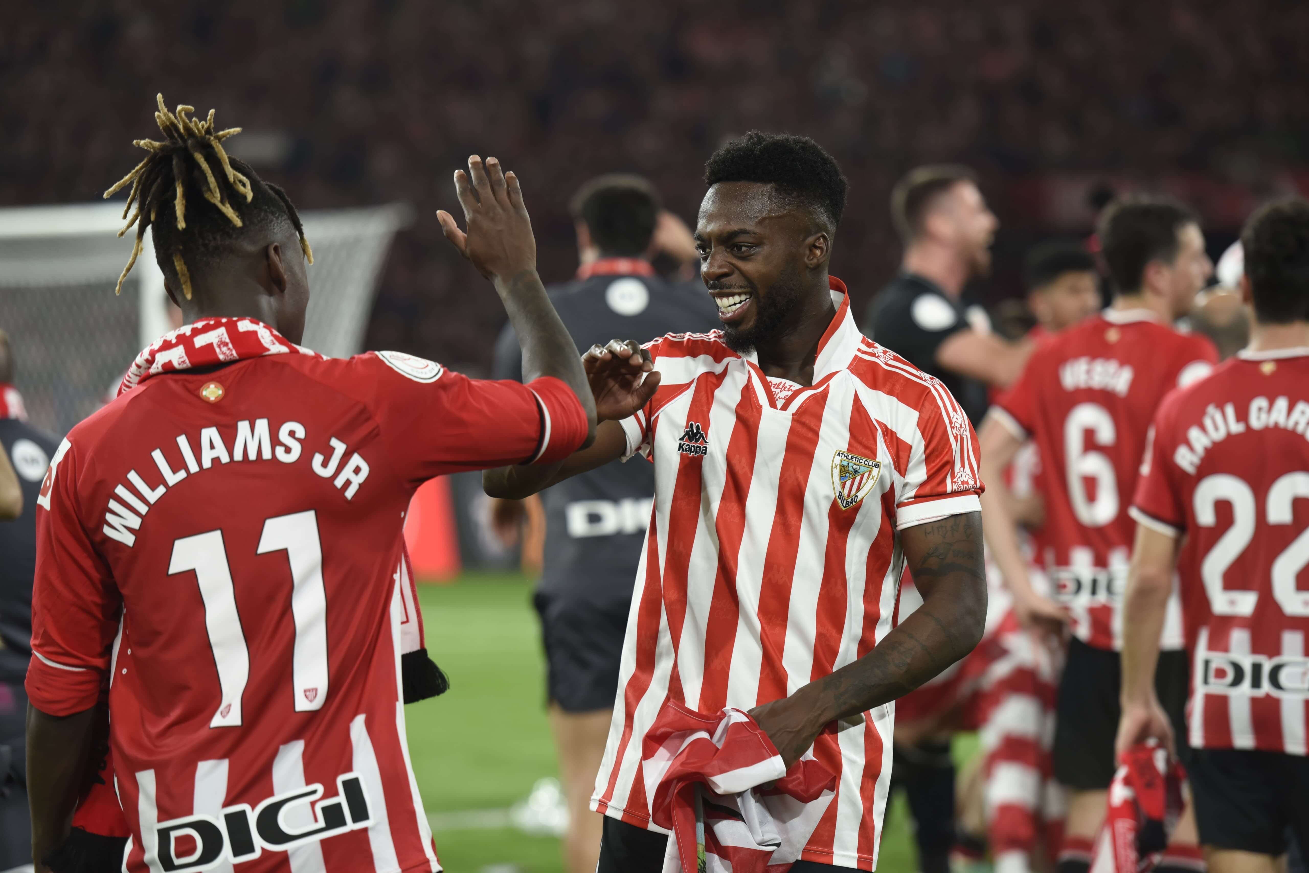 Iñaki y Nico, durante la celebración en el césped de La Cartuja.
