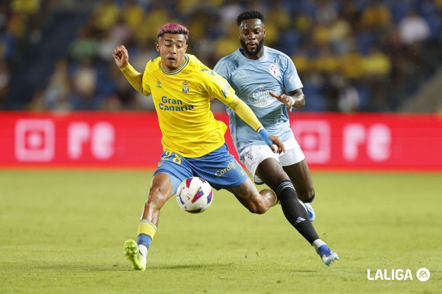  Jonathan Bamba presiona a Julián Araujo en el Las Palmas - Celta.