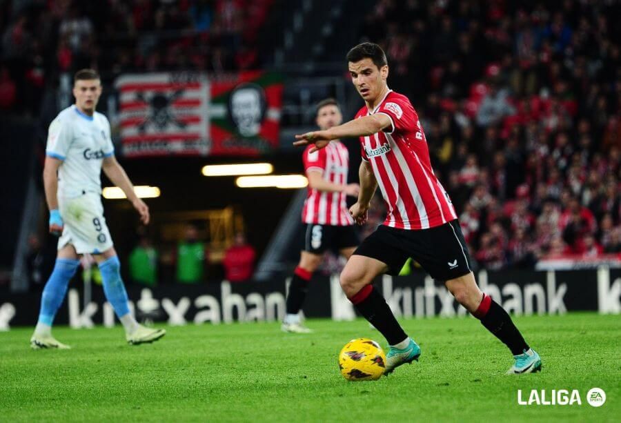  Iñigo Ruiz de Galarreta la lleva en la victoria del Athletic Club ante el Girona FC en San Mamés.