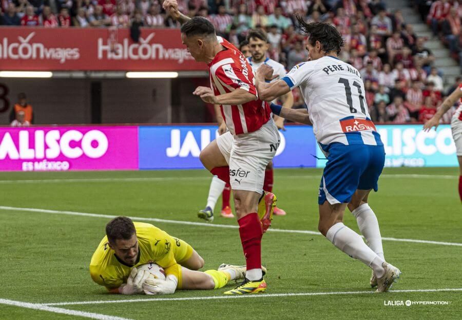 Lance del partido entre el Sporting y el Espanyol en El Molinón.
