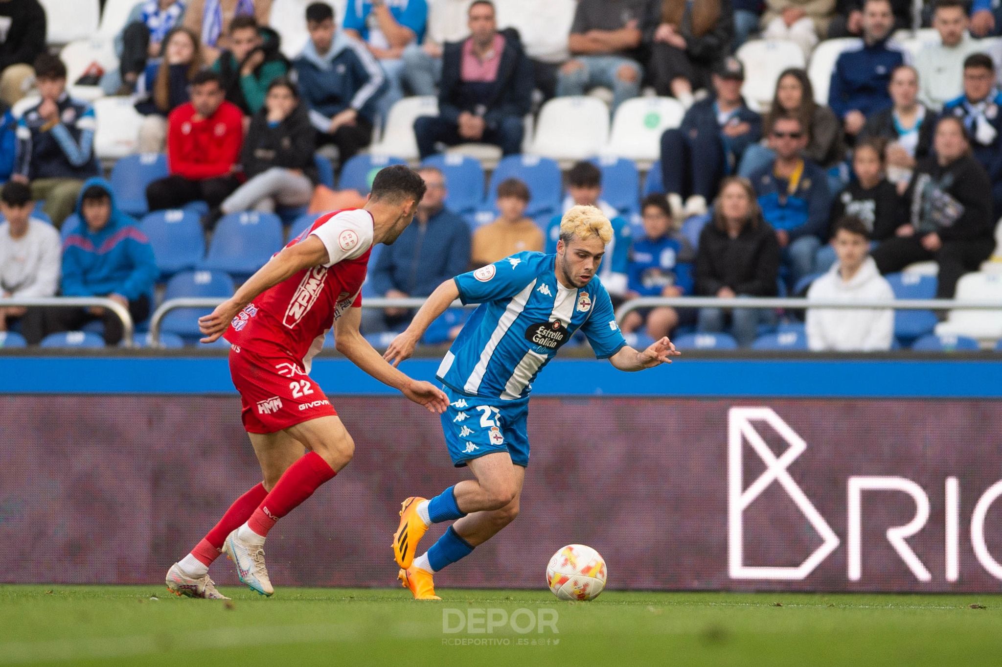  David Mella regateando a un rival
