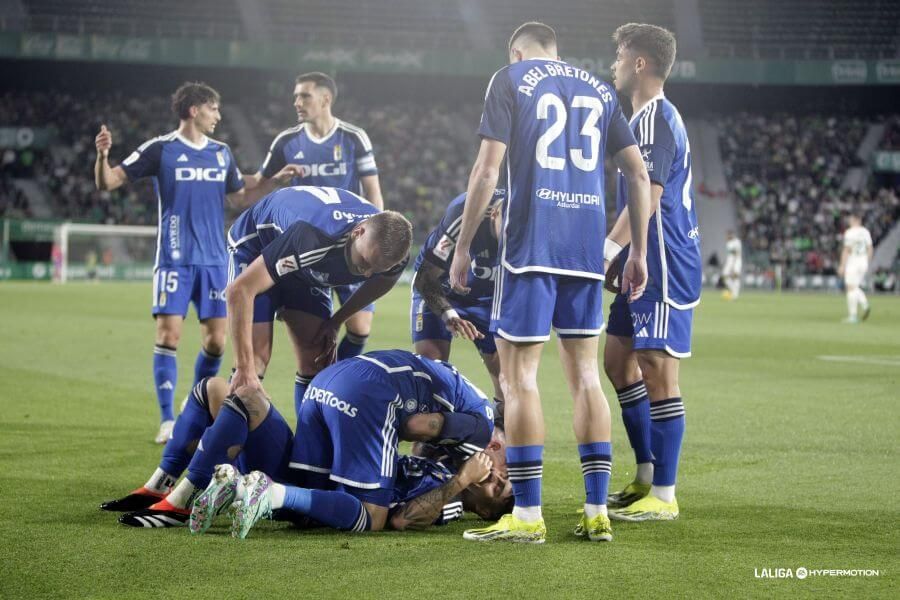 Los jugadores del Real Oviedo celebra uno de los goles ante el Elche.