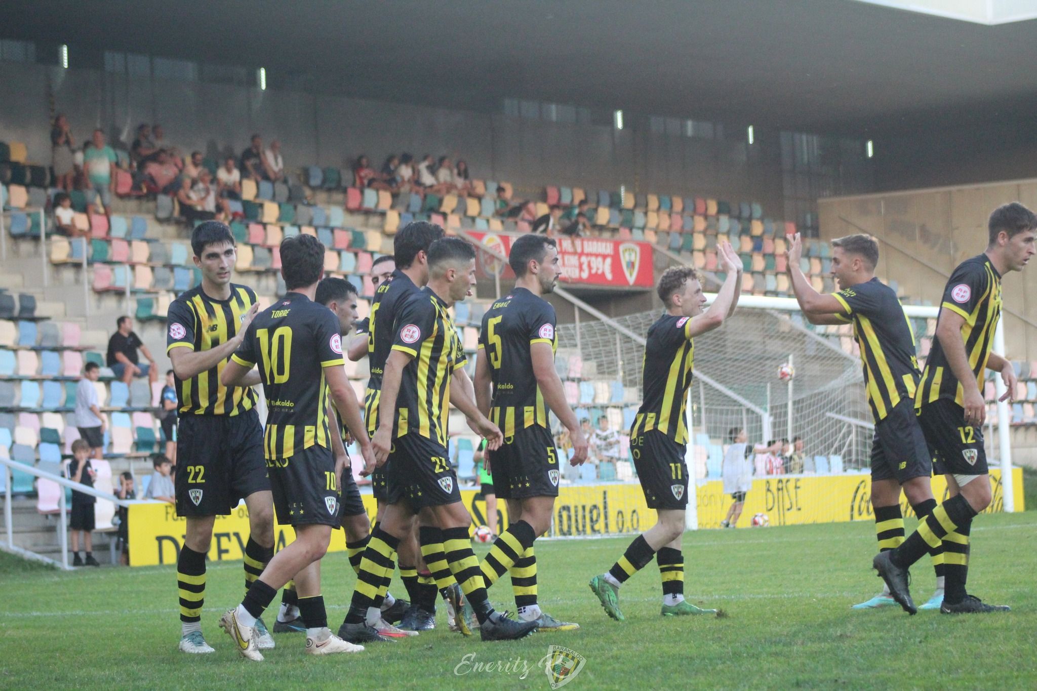  Los jugadores del Barakaldo de Imanol de la Sota celebran un gol esta temporada.