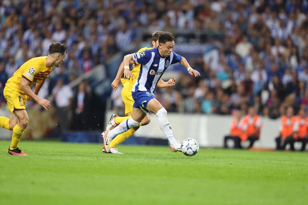  Pepê conduciendo un balón en el Oporto-Barça de Champions.