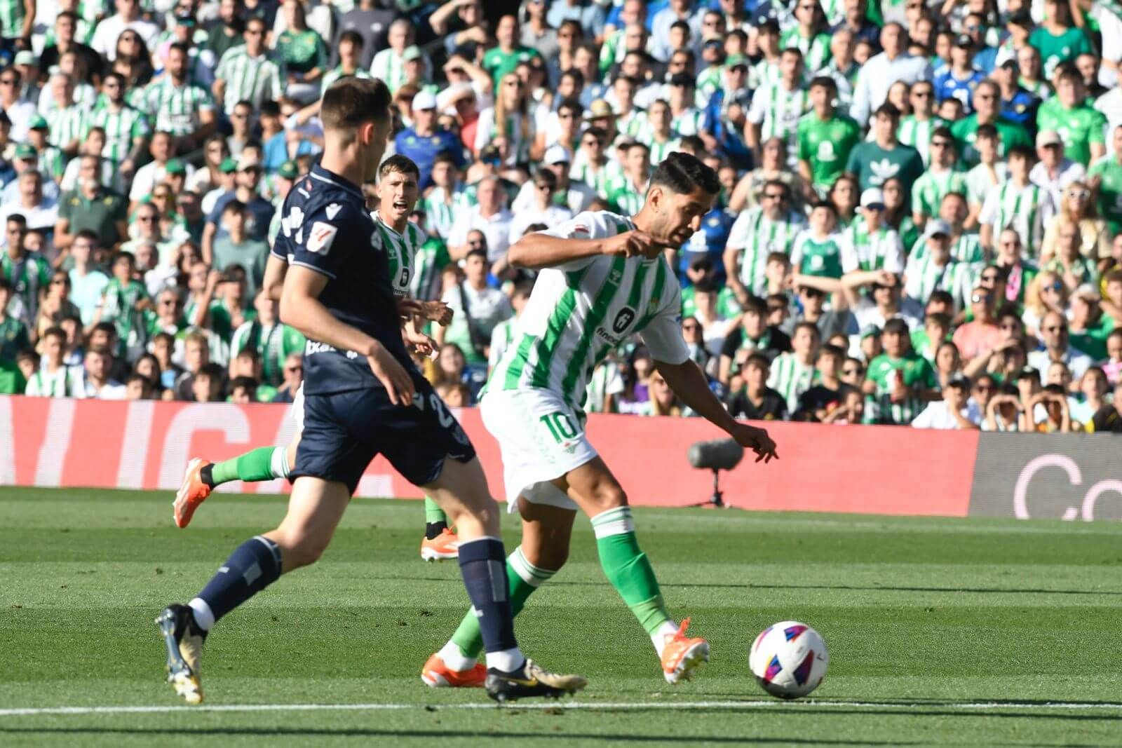  Ayoze Pérez en una acción del partido entre el Real Betis y la Real Sociedad (foto: Kiko Hurtado).