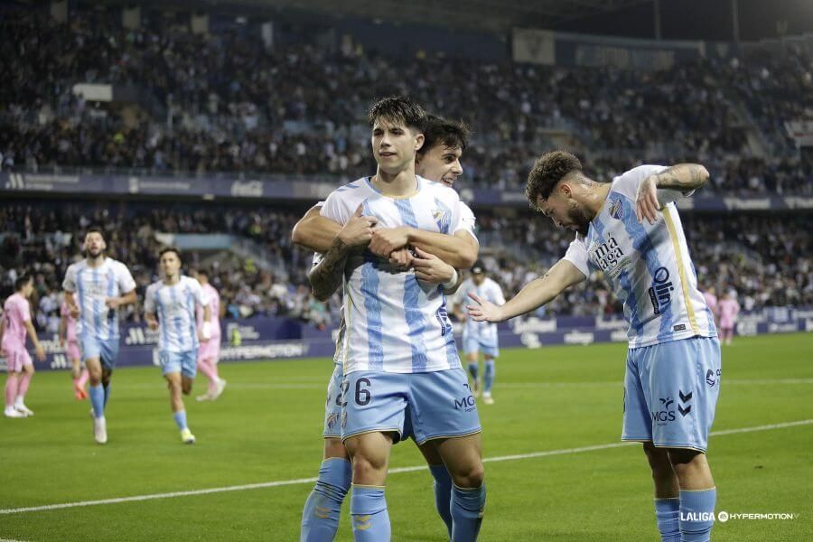 Lobete, Dani Sánchez y Cordero celebran un gol en La Rosaleda.