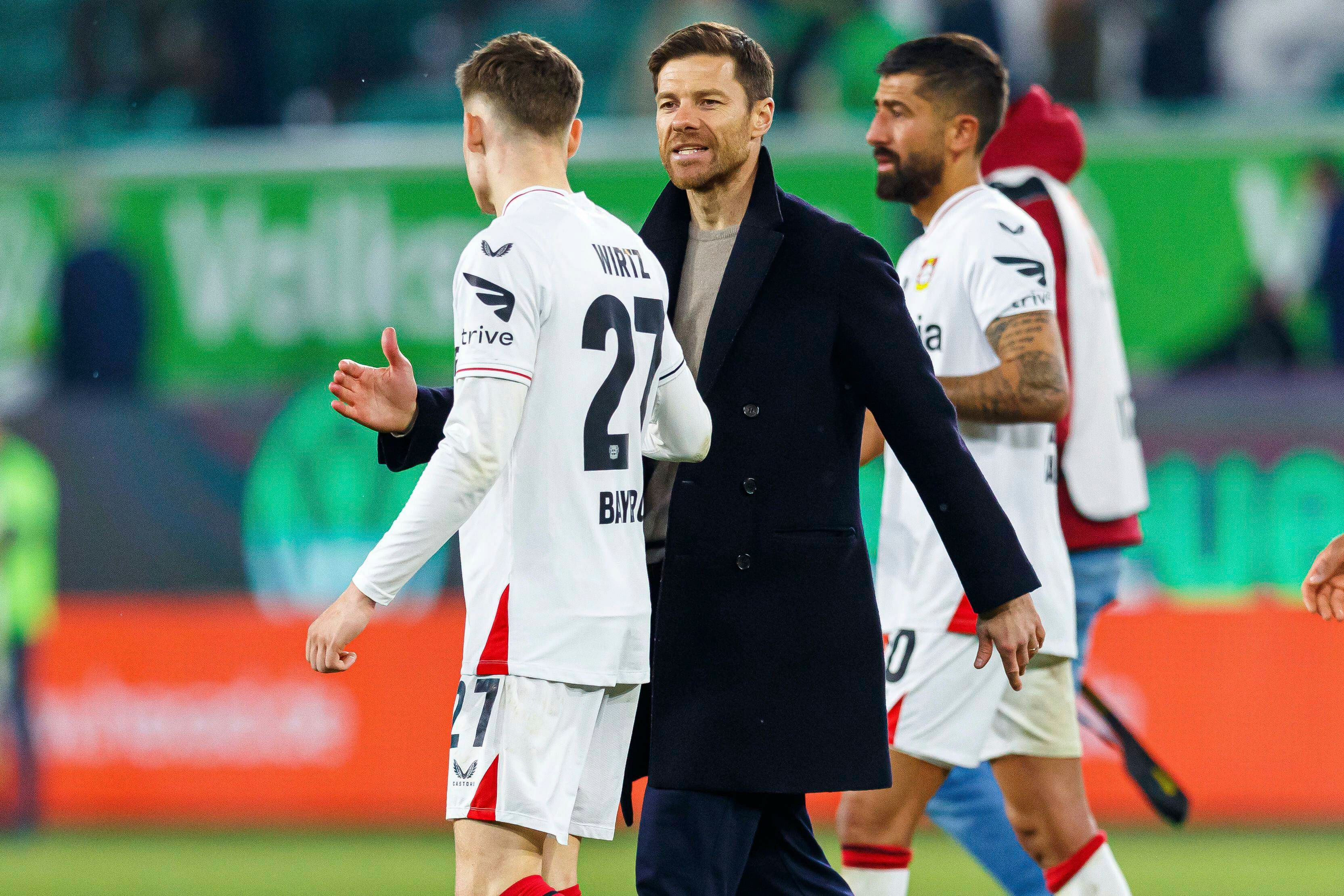  Xabi Alonso felicita a Florian Wirtz tras un partido..