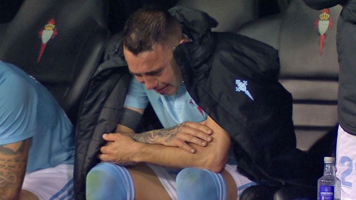 Aspas llorando en el banquillo.