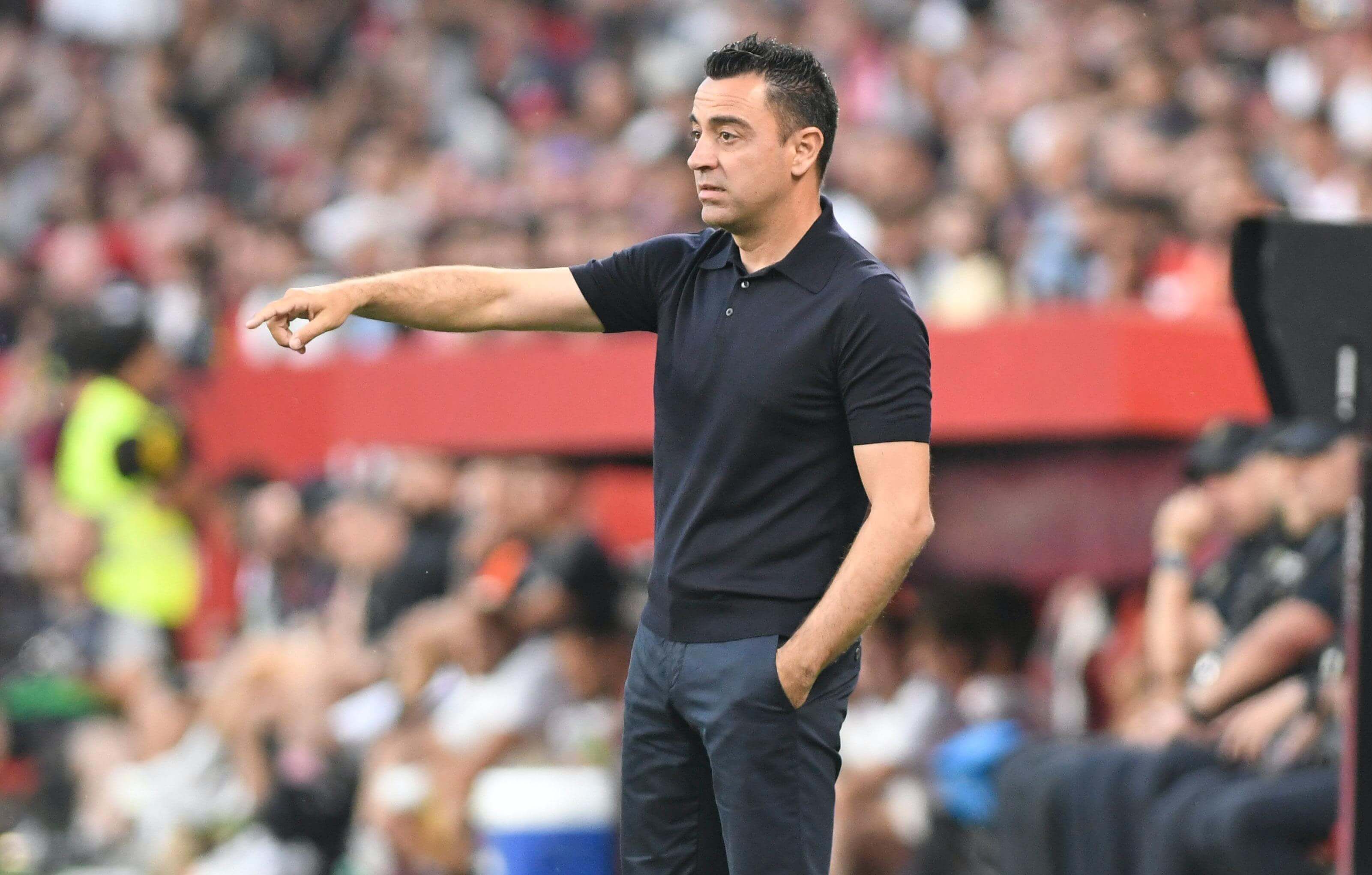 Xavi Hernández dando instrucciones en el Sevilla-Barcelona.