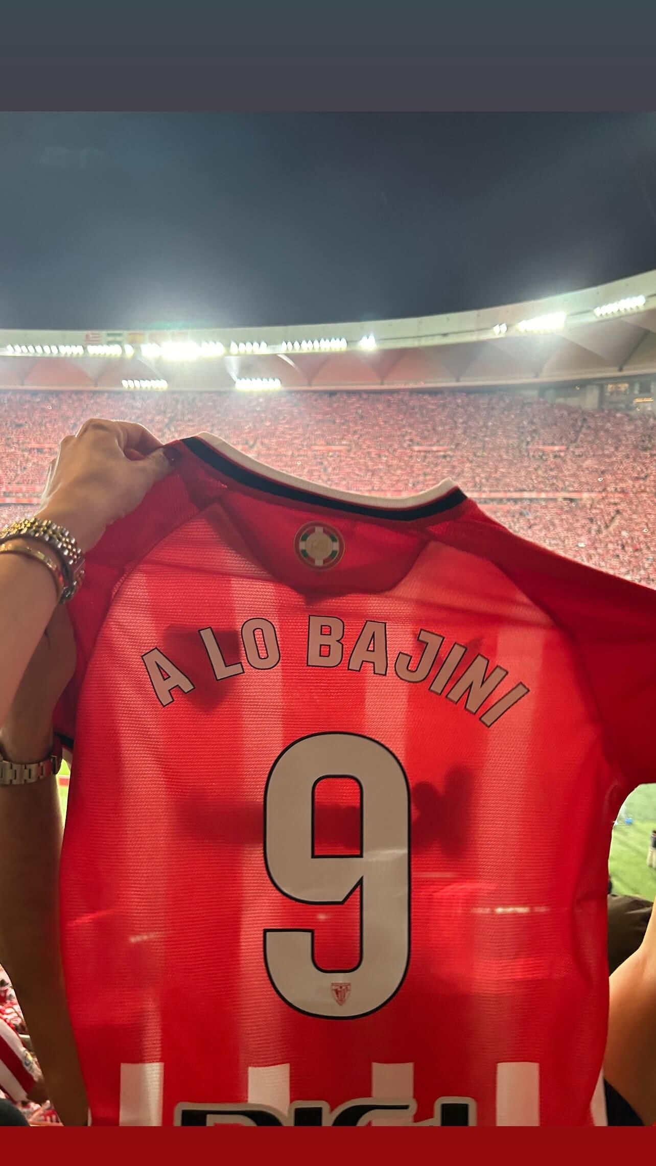  Patricia Morales y la camiseta con el lema de "a lo bajini" como Iñaki Williams (Instagram: @patricia_moraless_)