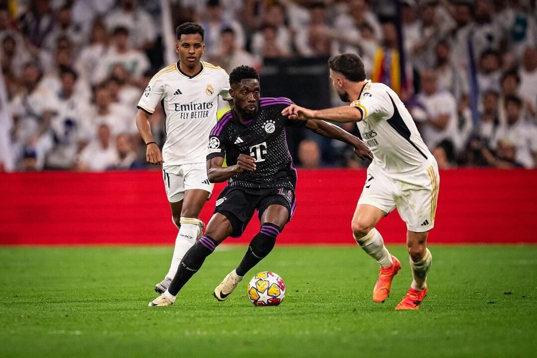  Alphonso Davies, en una jugada durante el Real Madrid-Bayern (Foto:FCB).
