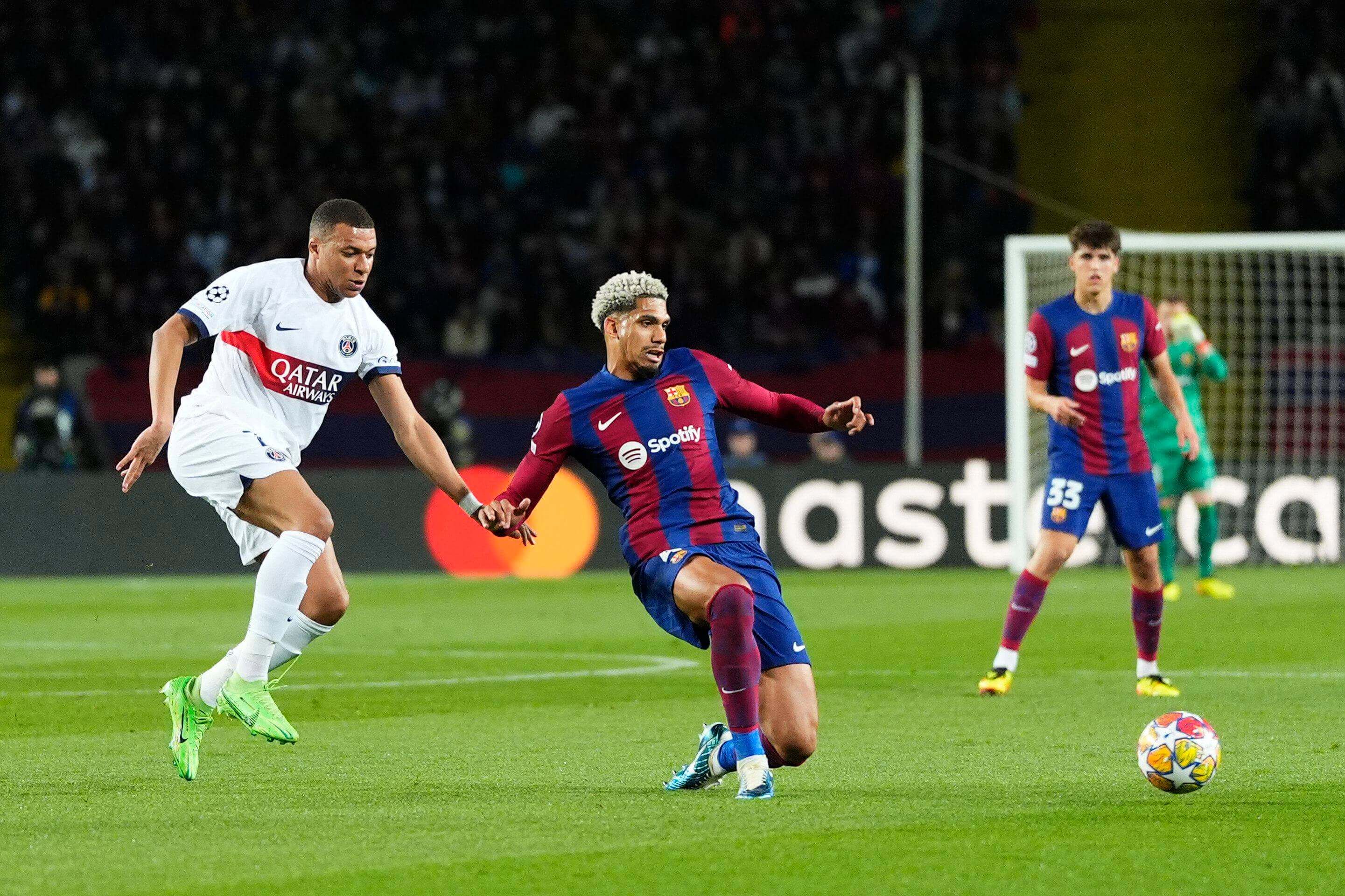  Ronald Araujo cubre a Kylian Mbappé en Montjuic.