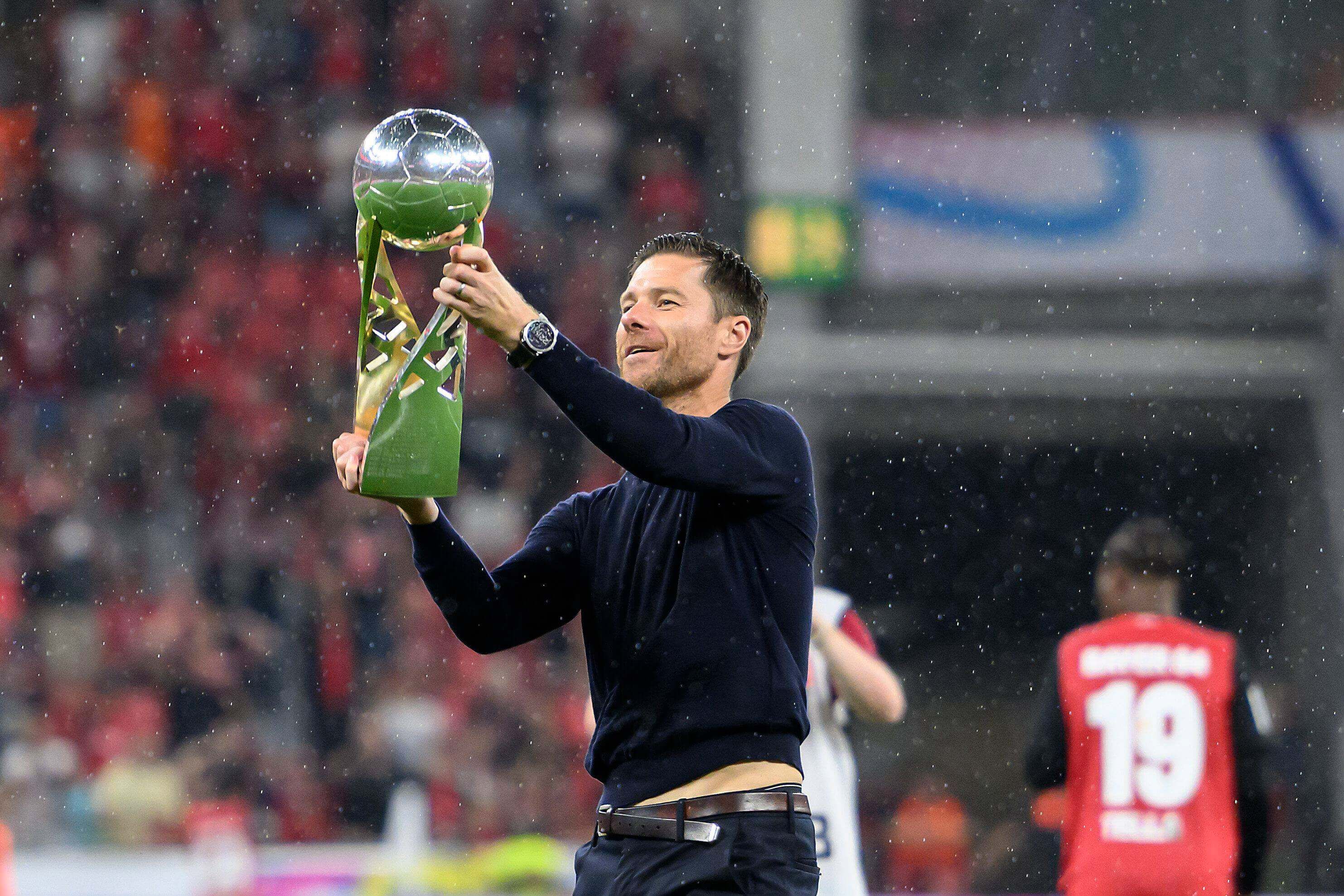  Xabi Alonso, tras ganar la Supercopa de Alemania.