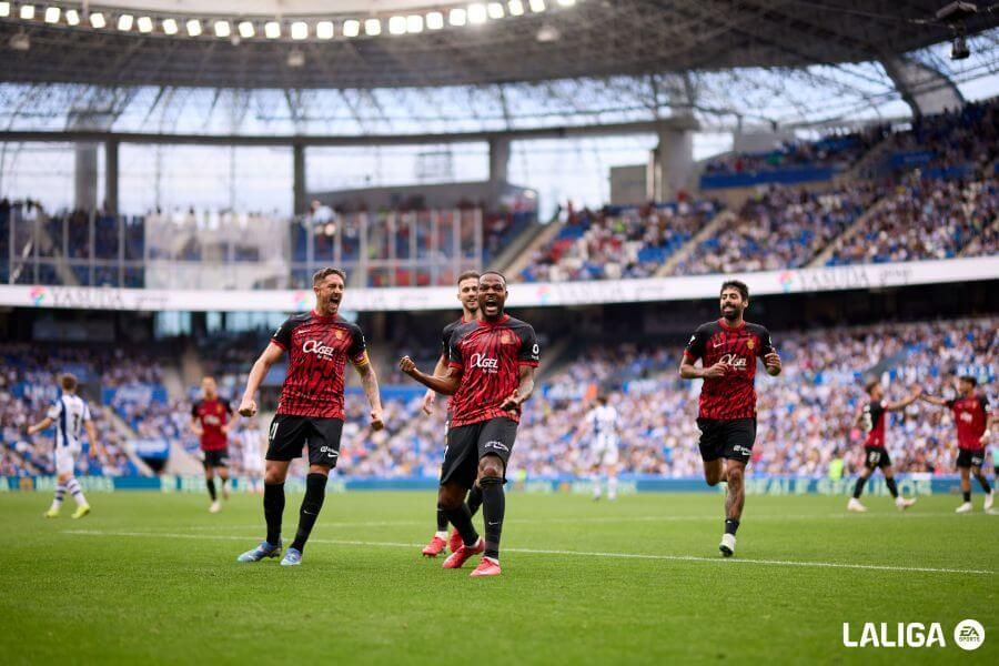 Cyle Larin celebra su gol ante la Real Sociedad en Anoeta.