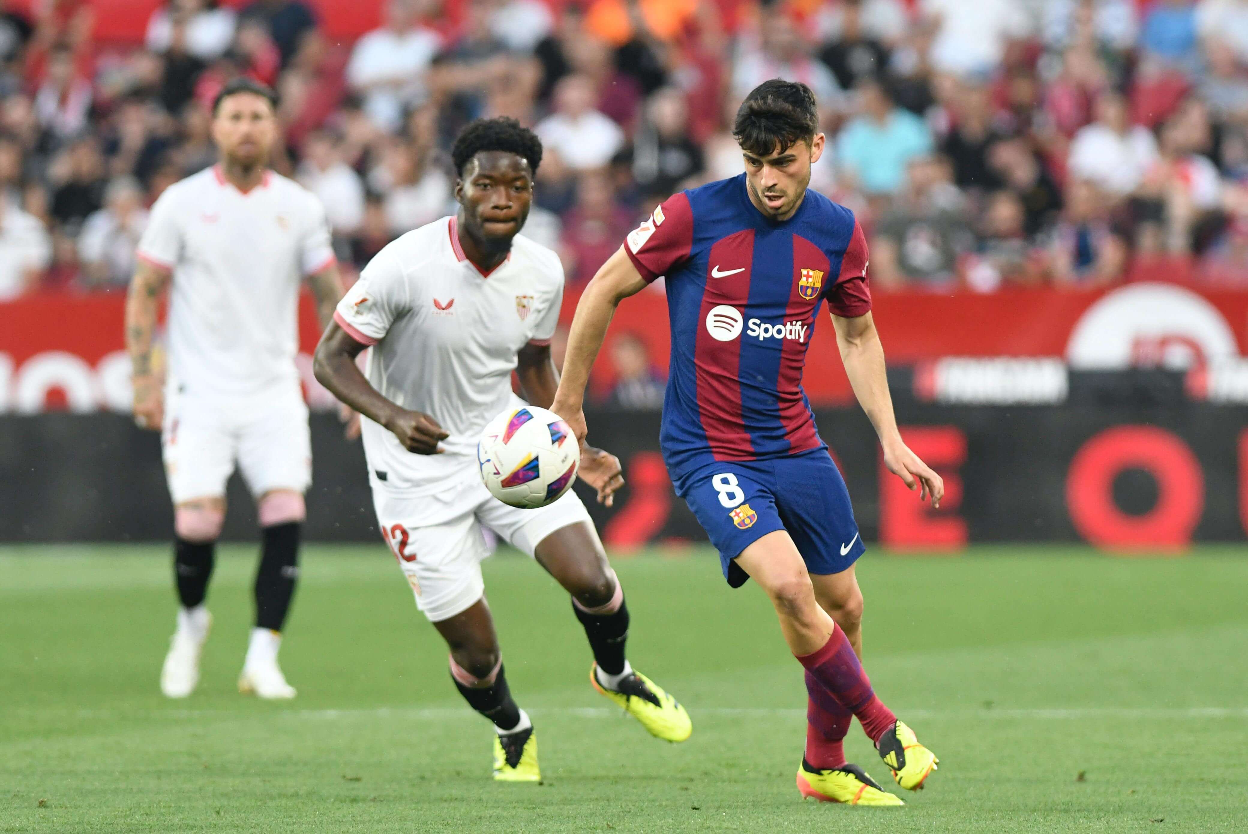  Pedri conduce un balón en el Sevilla-Barça.