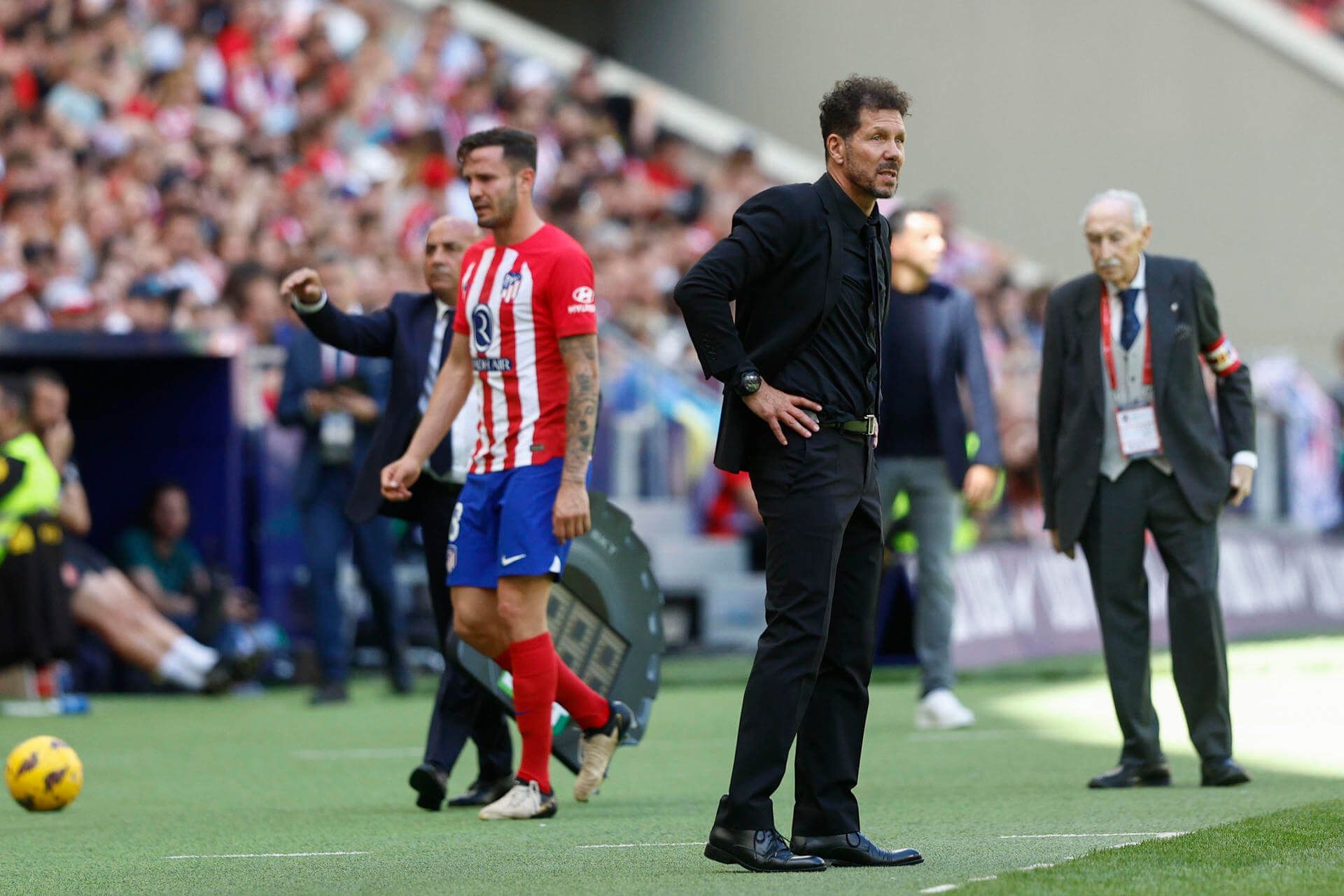 Saúl Ñíguez se marcha del Atlético-Girona detrás de Simeone.