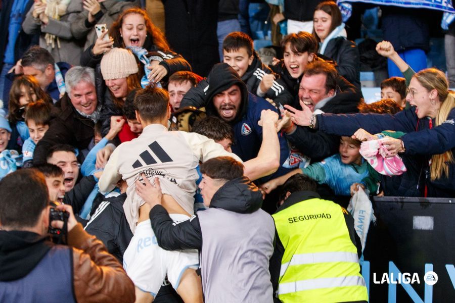  El Celta celebra con la afición el gol de Swedberg.