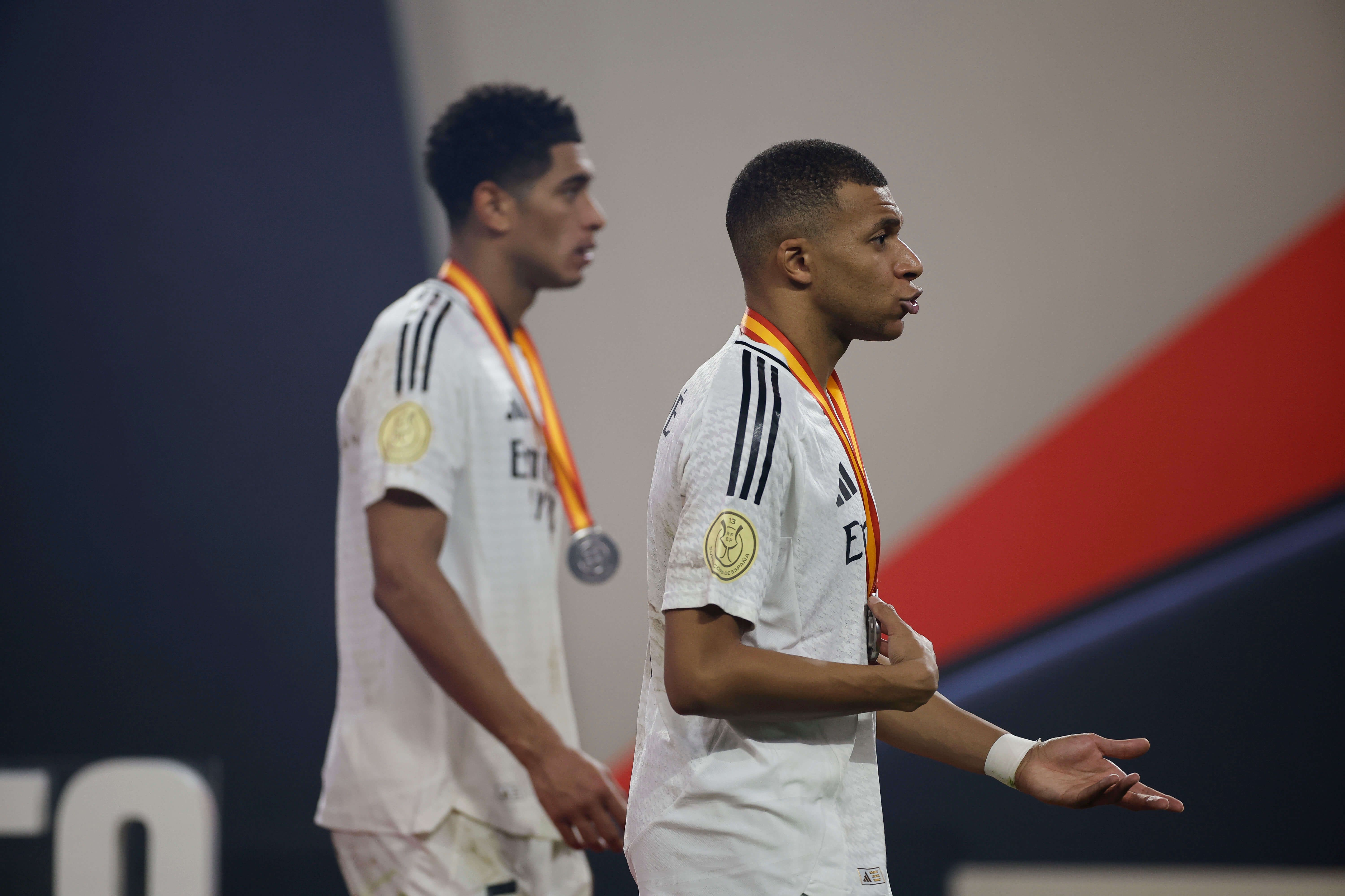  Jude Bellingham y Kylian Mbappé tras la final de la Supercopa