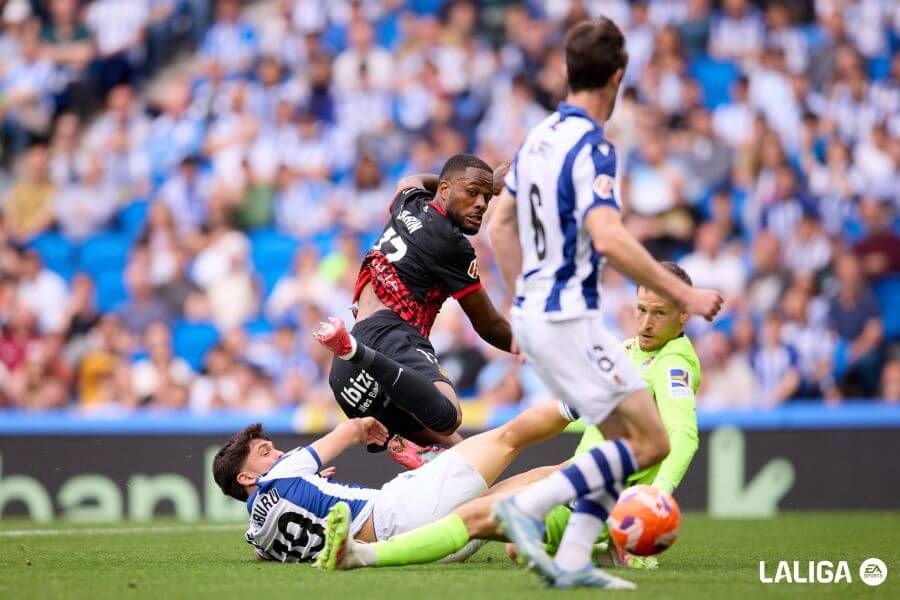 Cyle Larin ante la Real en Anoeta.