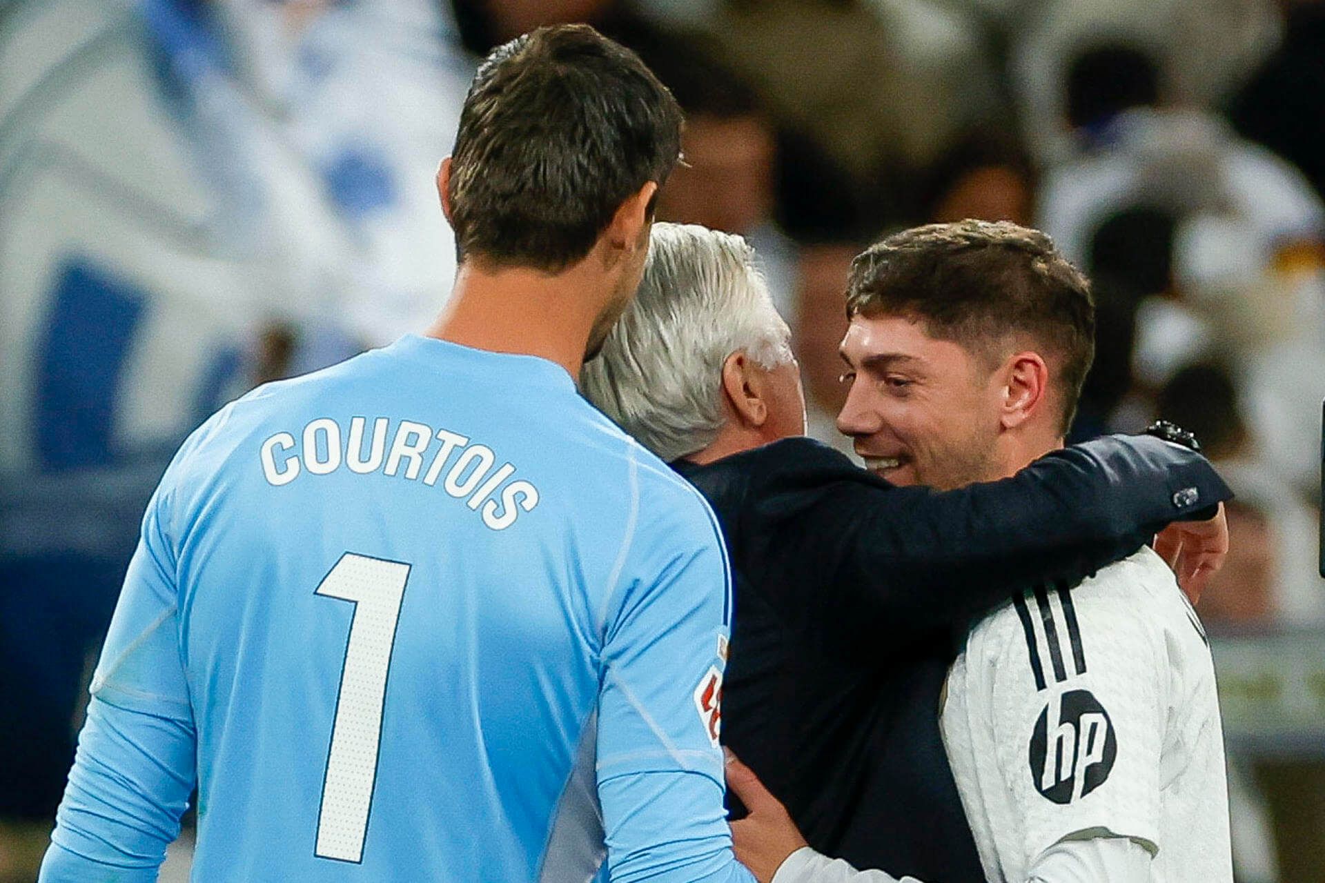  Carlo Ancelotti abrazando a Fede Valverde tras su gol ante el Athletic (EFE)