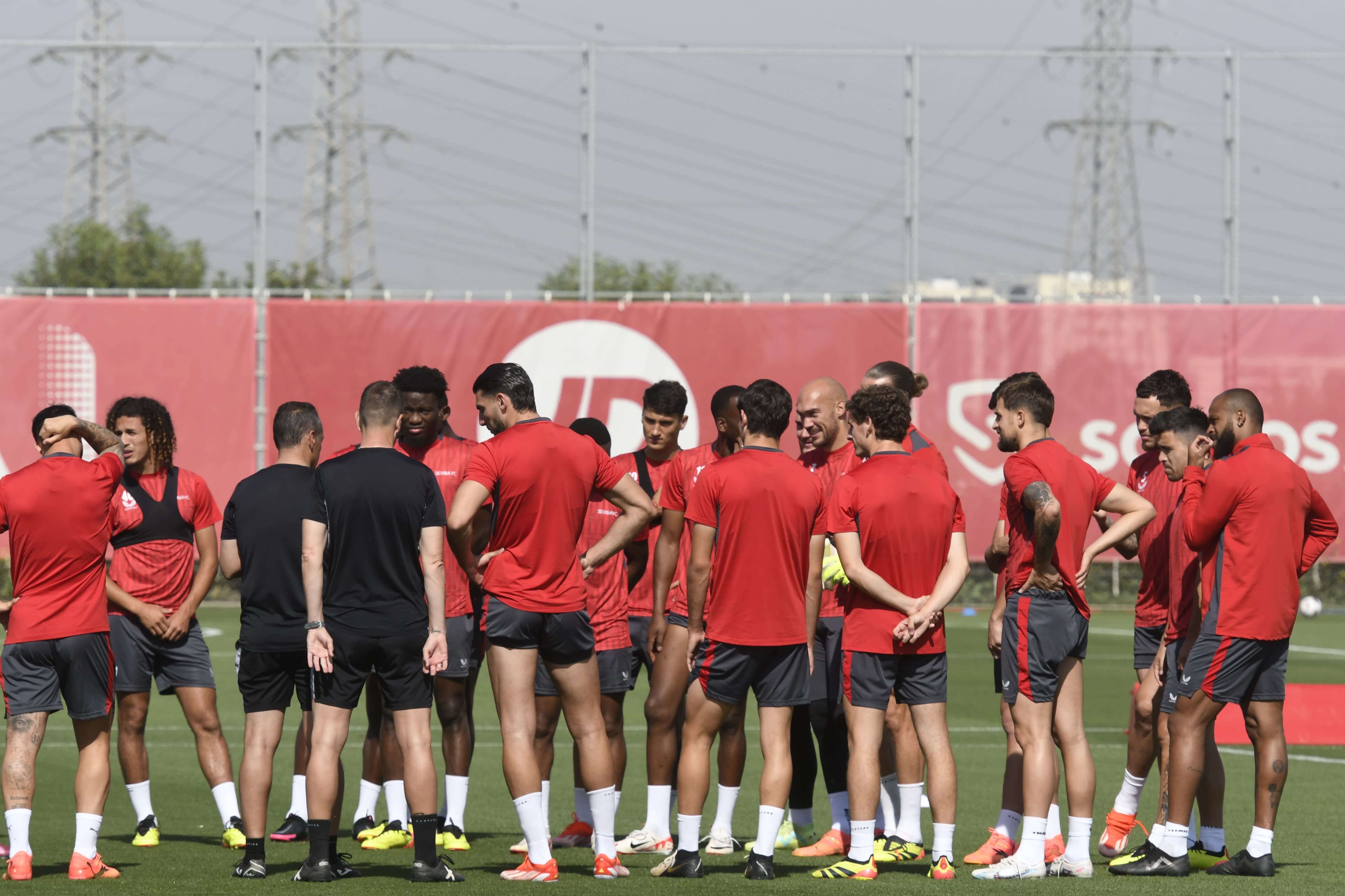  Charla de José Luis Oltra al grupo, al inicio de la sesión de este lunes.
