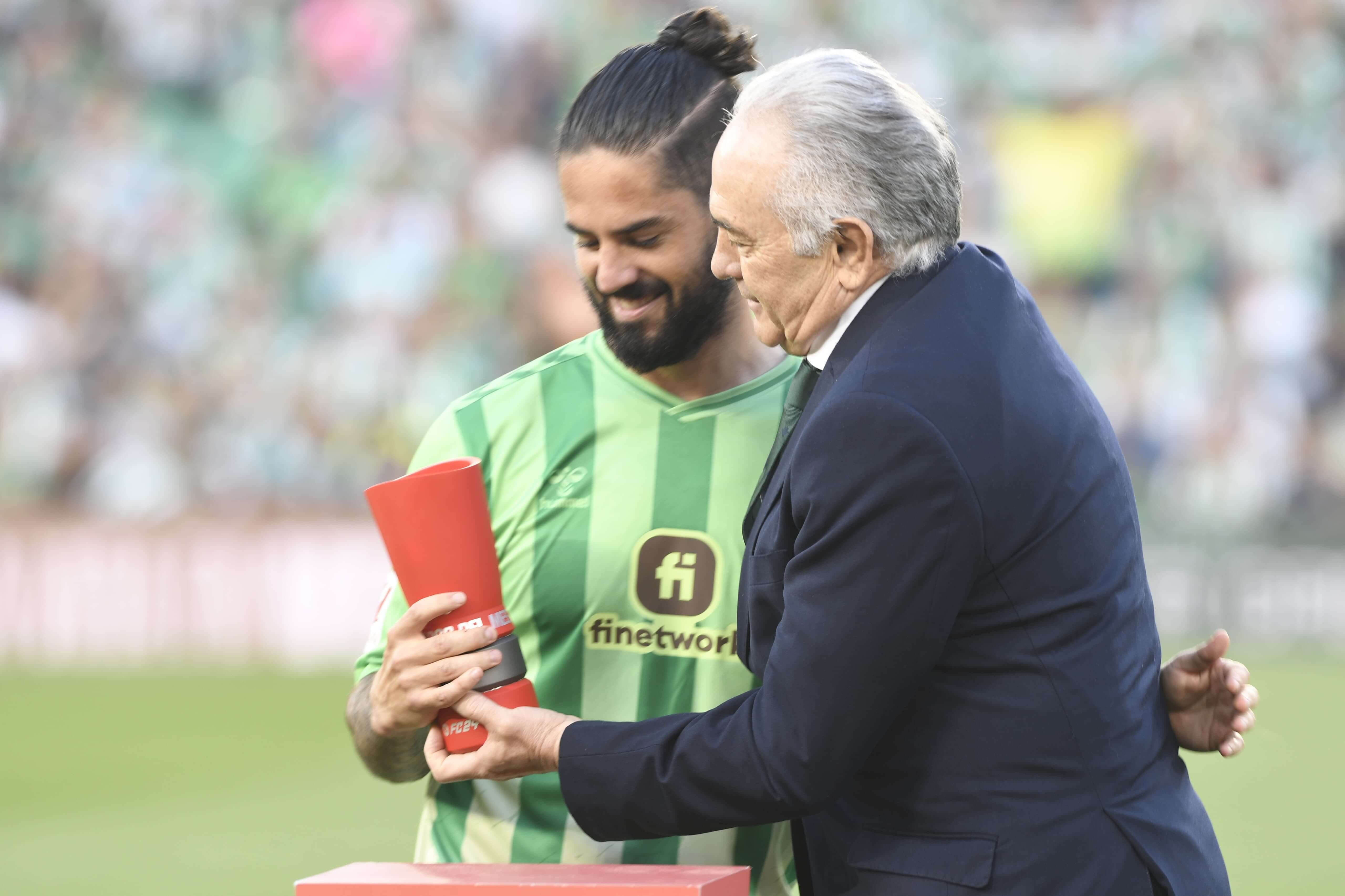  Isco recibe de Rafael Gordillo el premio al mejor jugador de abril en LALIGA EA SPORTS.