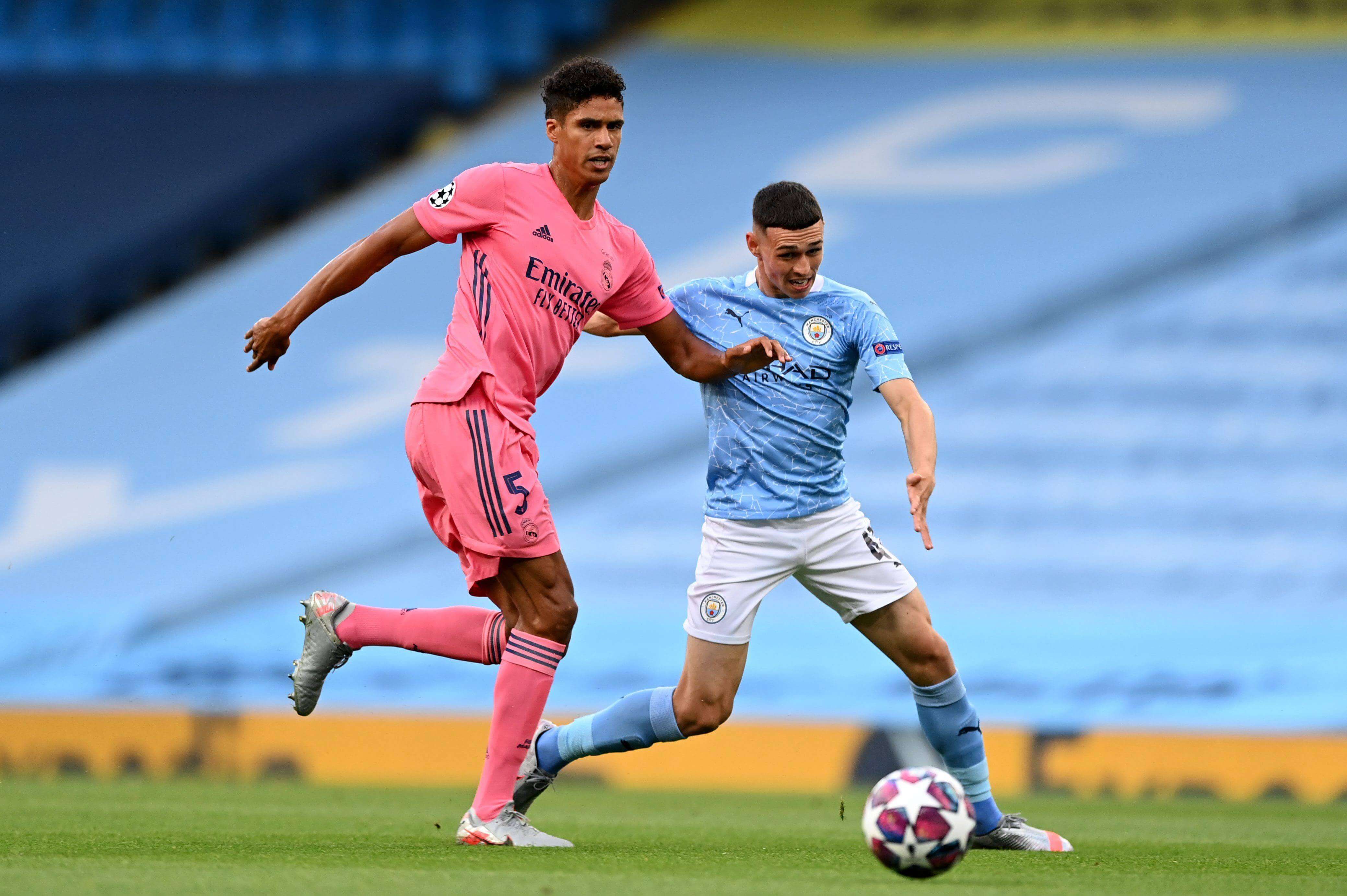  Varane pelea un balón con Foden en el partido del Real Madrid ante el City en 2020.