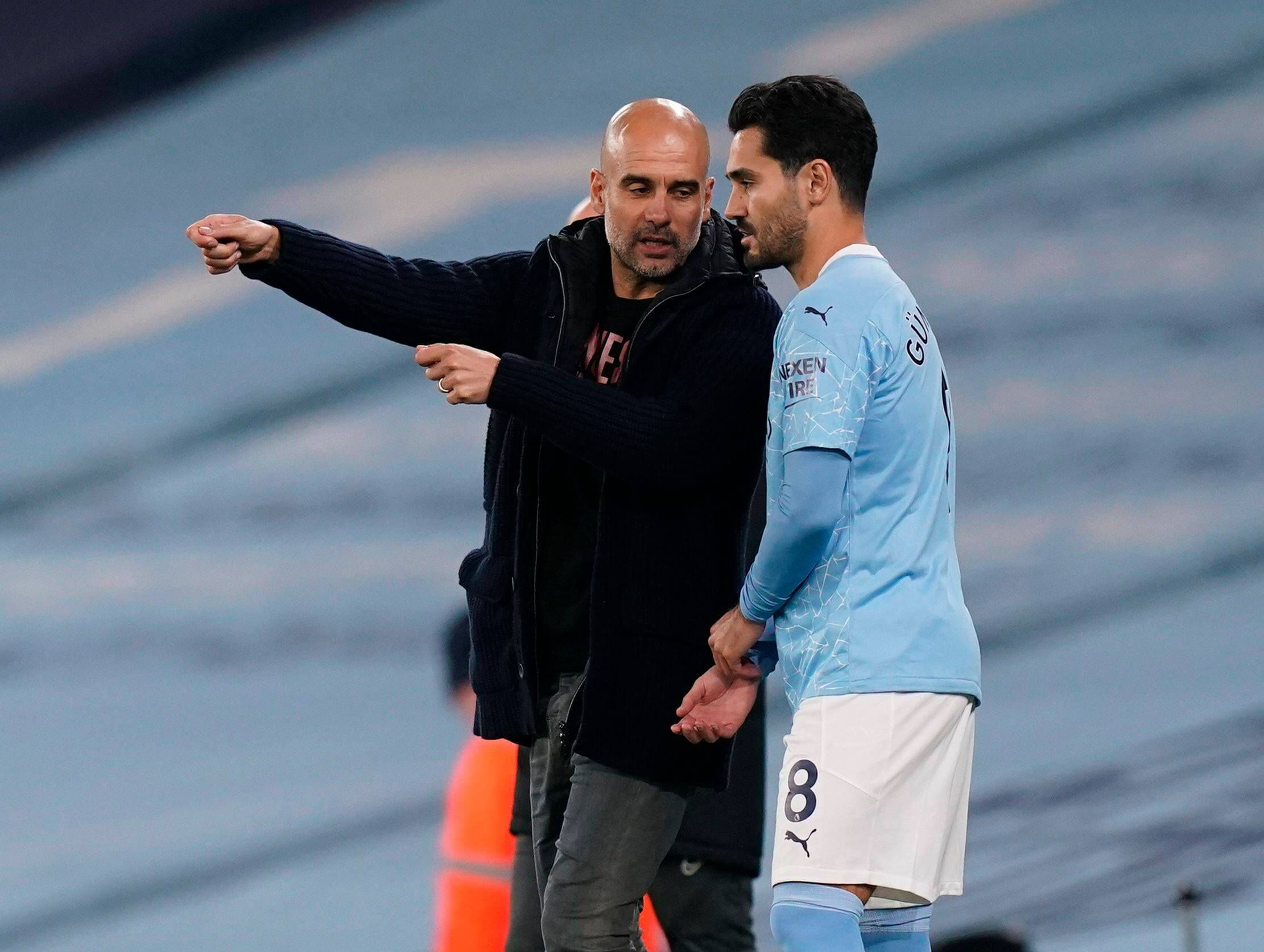  Pep Guardiola le da indicaciones a Gündogan durante un partido del Manchester City (FOTO: Cordón
