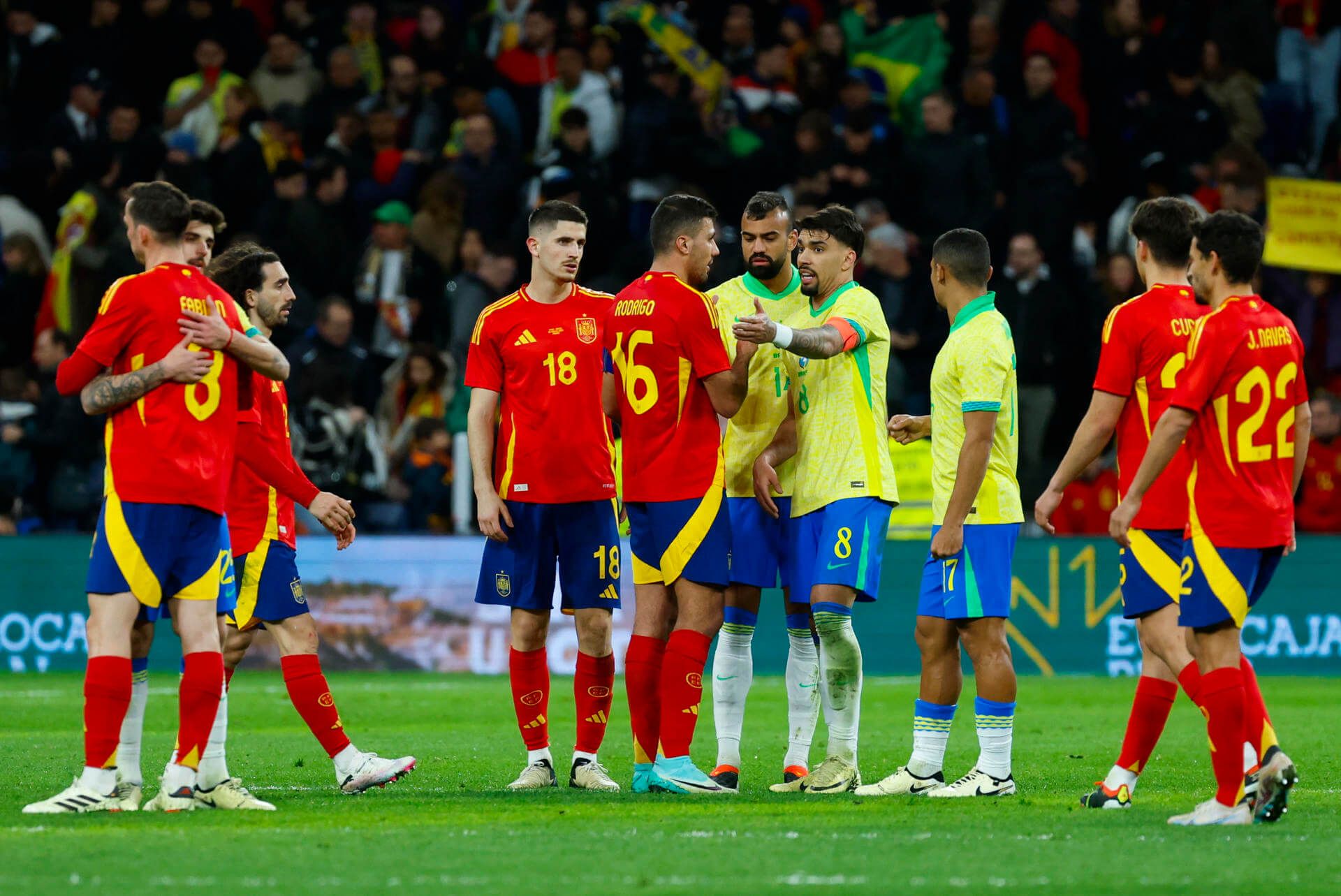 Rodri, jugador de la selección española, discute con Lucas Paquetá, de la brasileña.