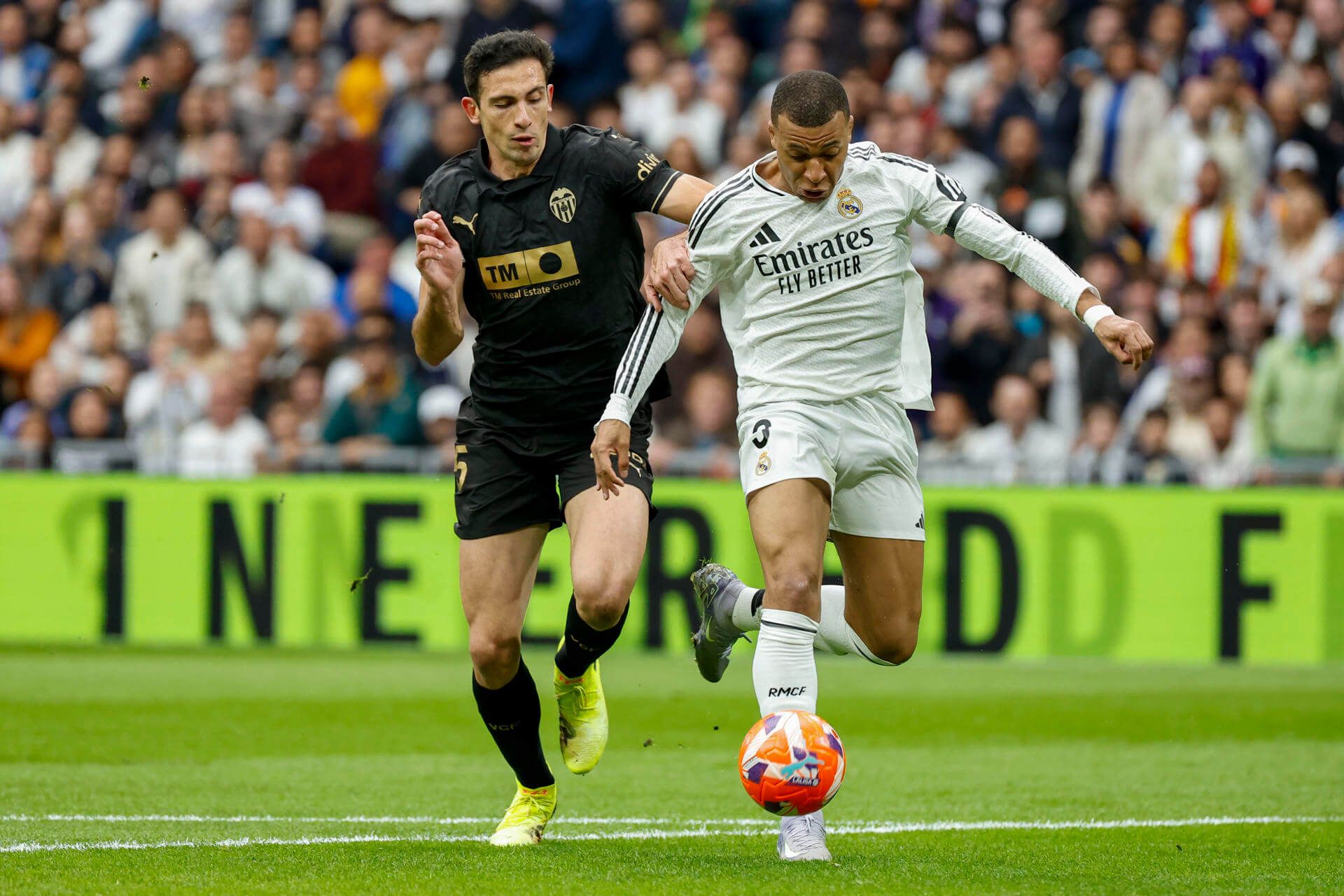  Tárrega y Mbappé, en la jugada del penalti pitado por Cuadra Fernández (FOTO: EFE).