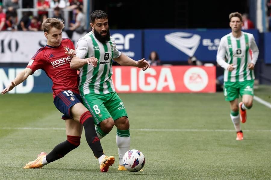  Nabil Fekir con la pelota (foto: EFE).