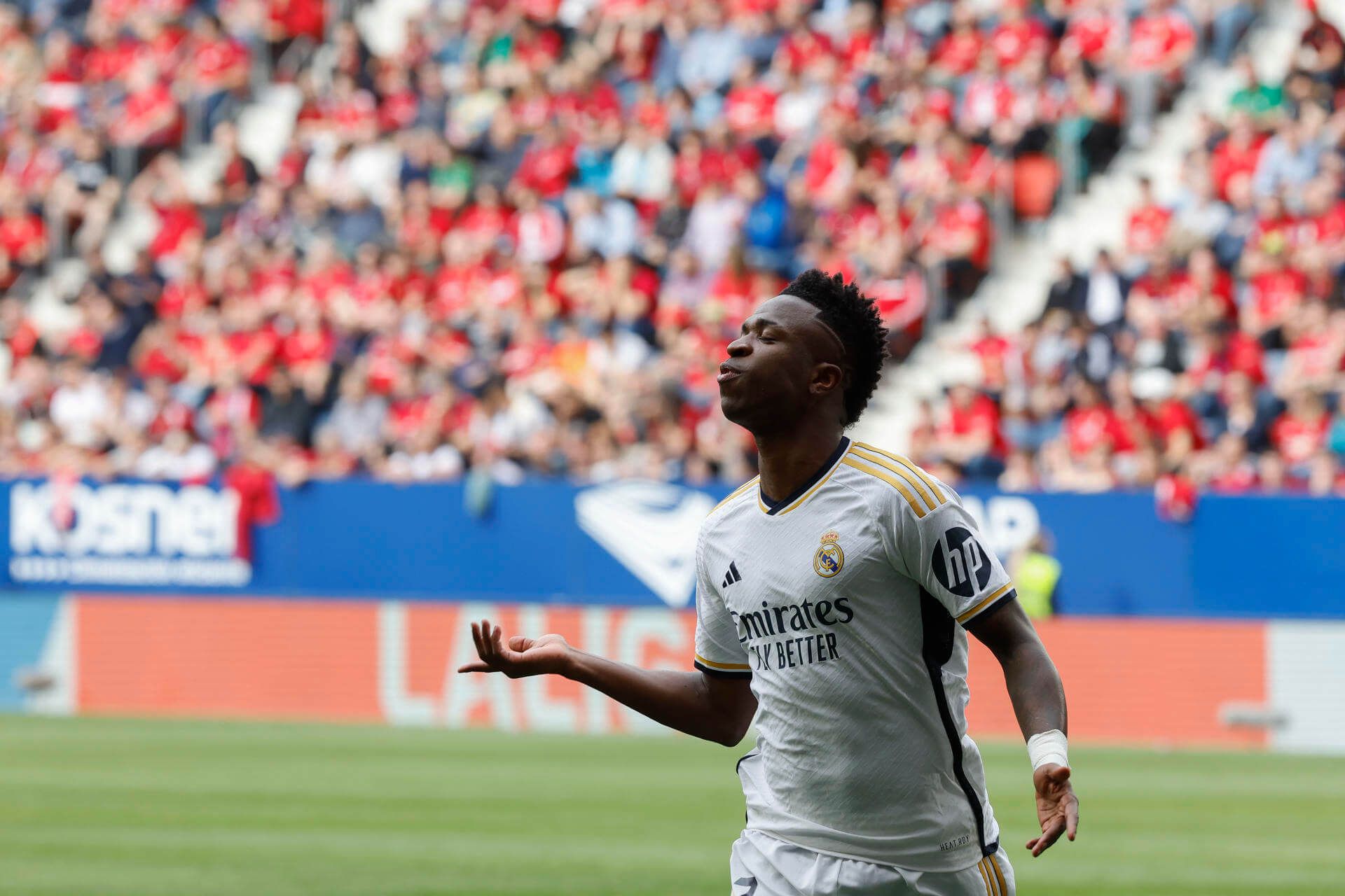  Vinícius celebra su primer gol a Osasuna.