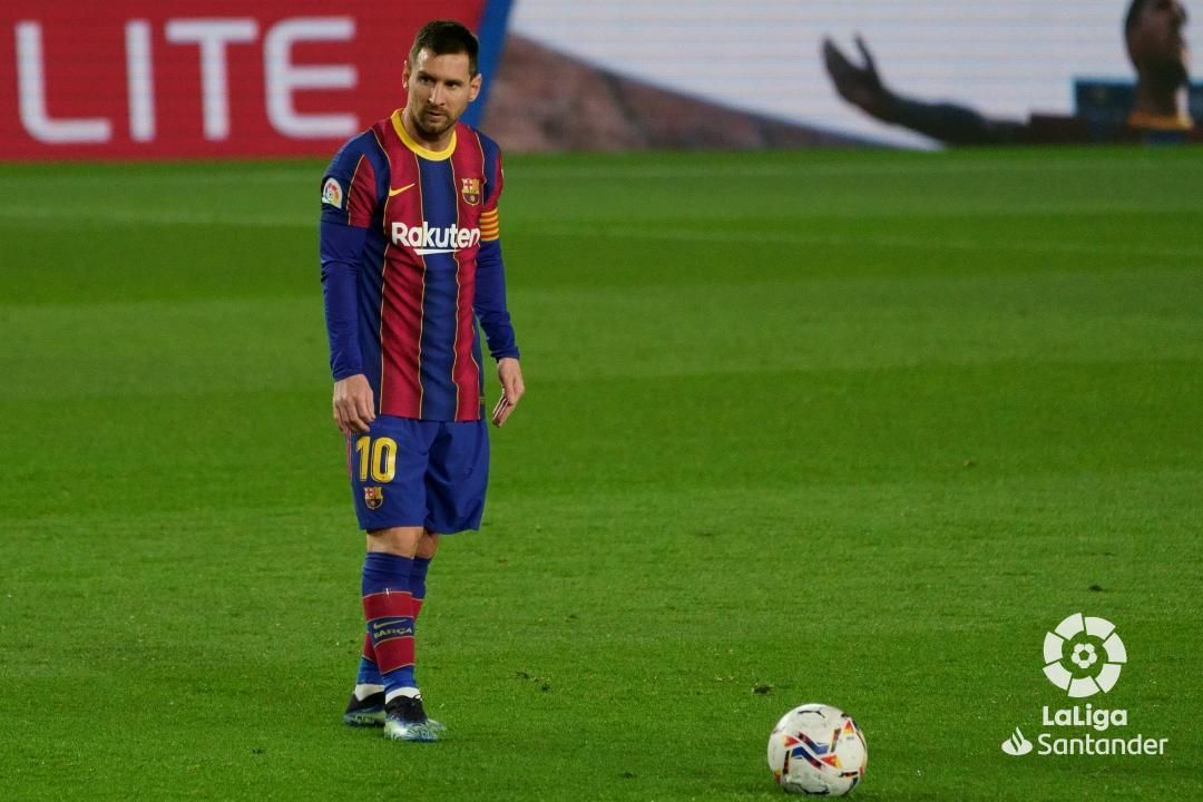 Messi, antes de lanzar su falta.