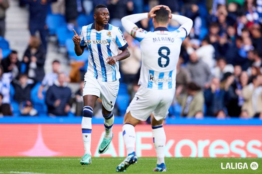 Sadiq celebra su golazo al Sevilla ante la sorpresa de Merino (Foto: LaLiga).